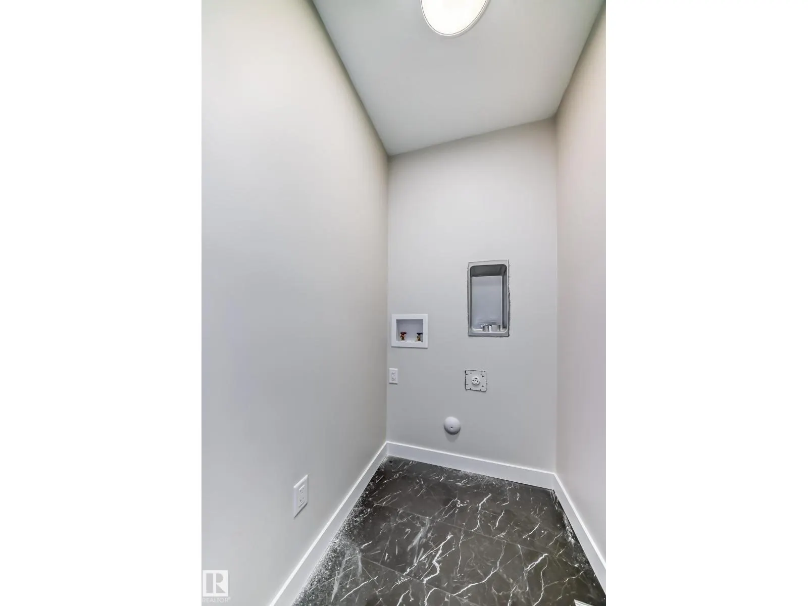 2627 62 ST SW