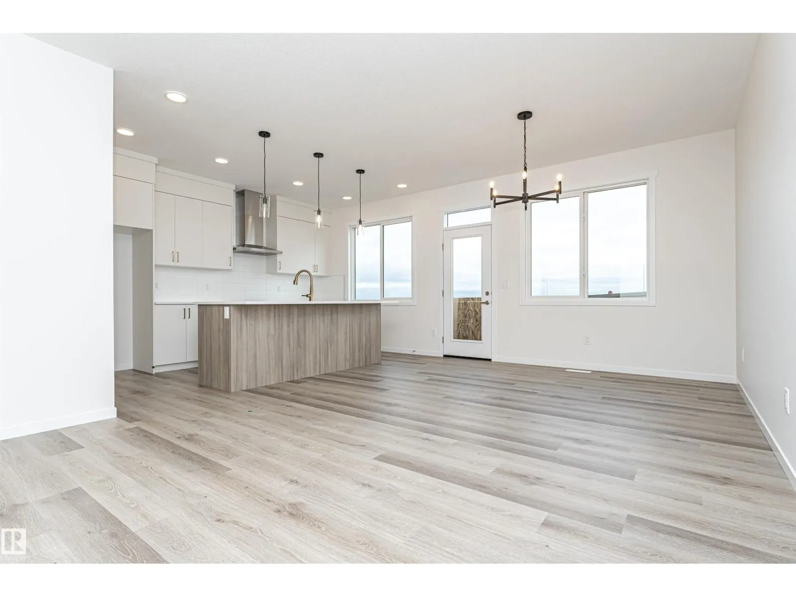 6276 180 AV NW