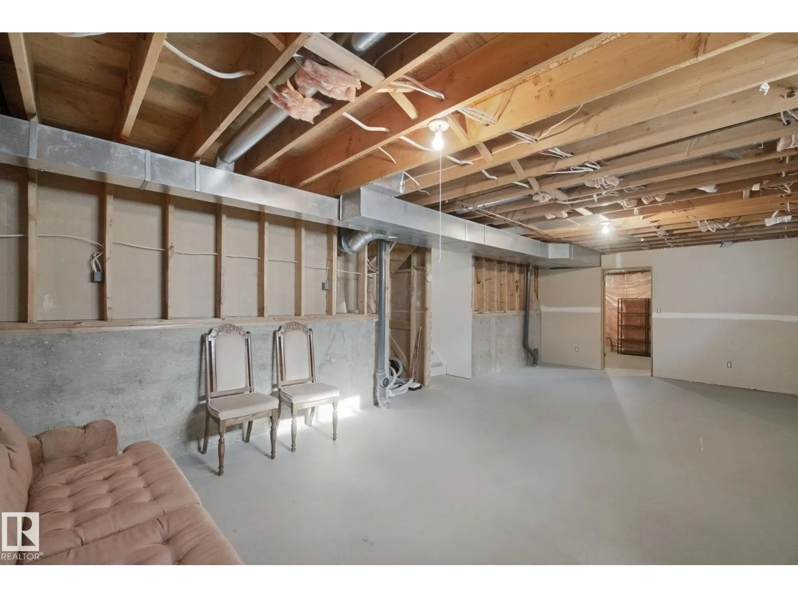 3355 145 AV NW