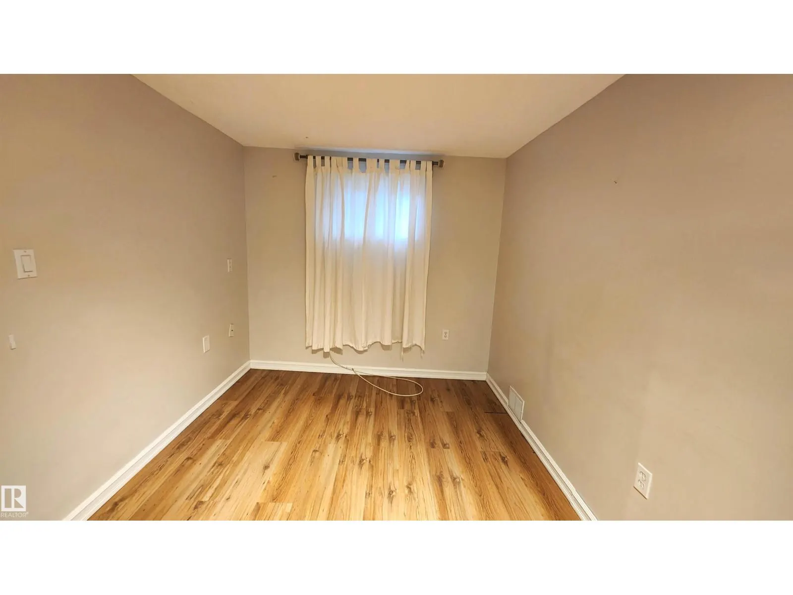 9359 92 ST NW