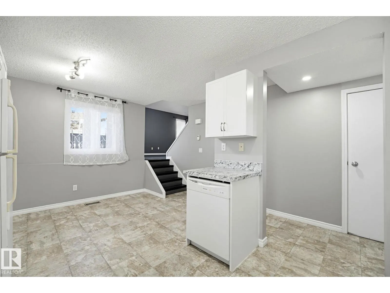 5656 19A AV NW