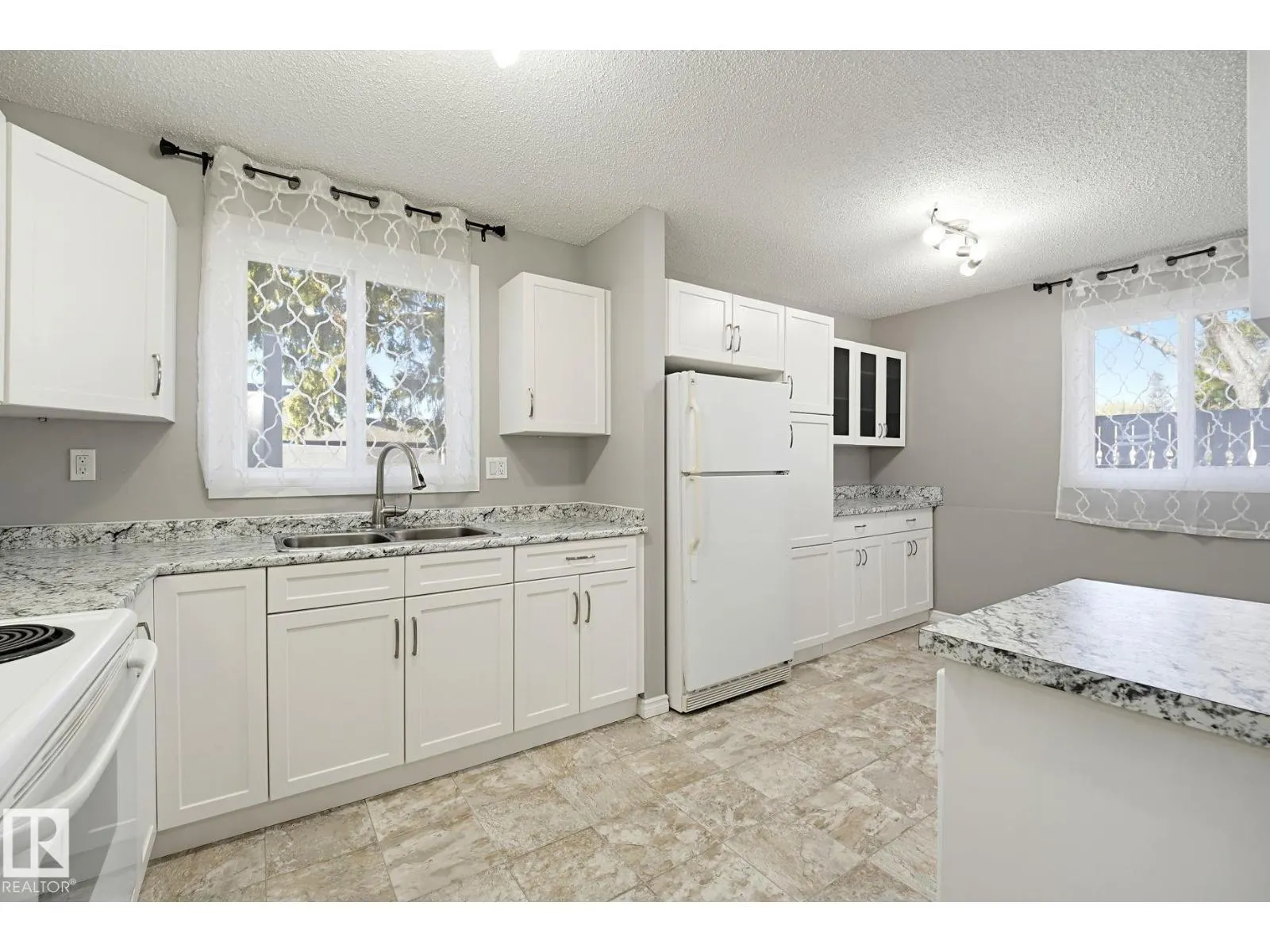 5656 19A AV NW