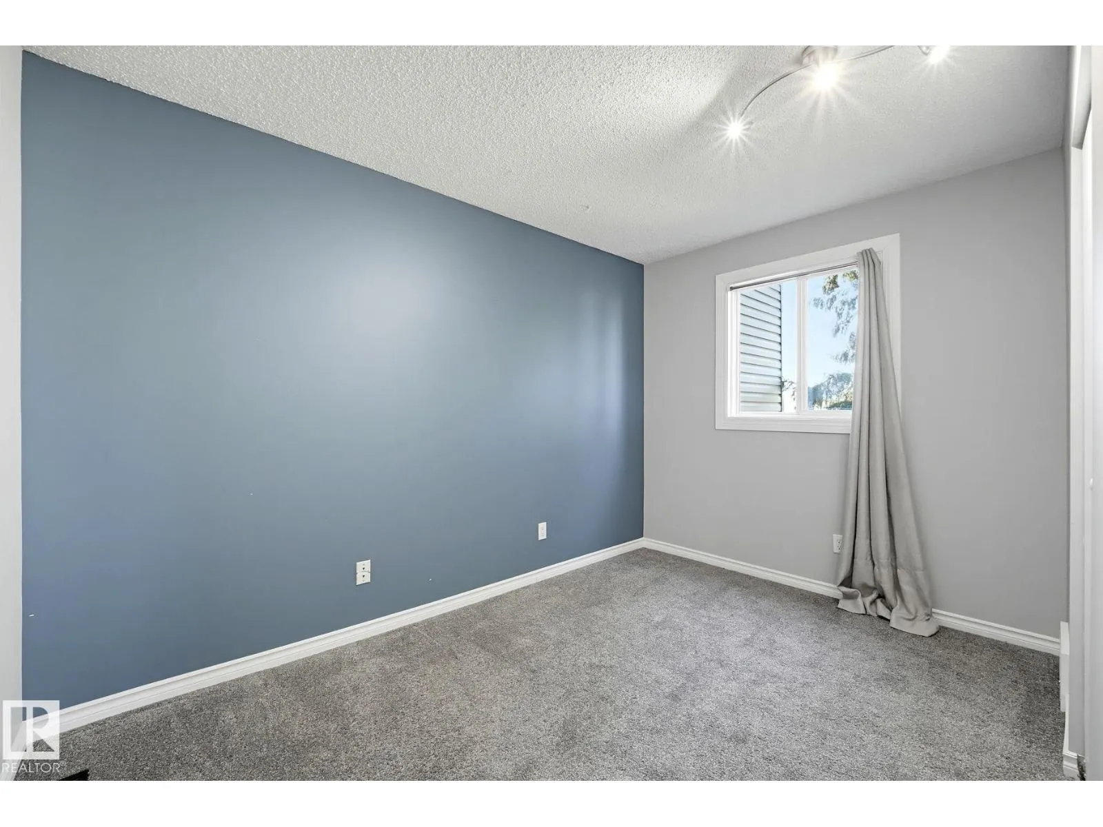 5656 19A AV NW