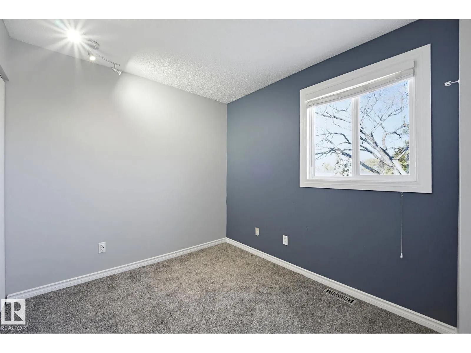 5656 19A AV NW