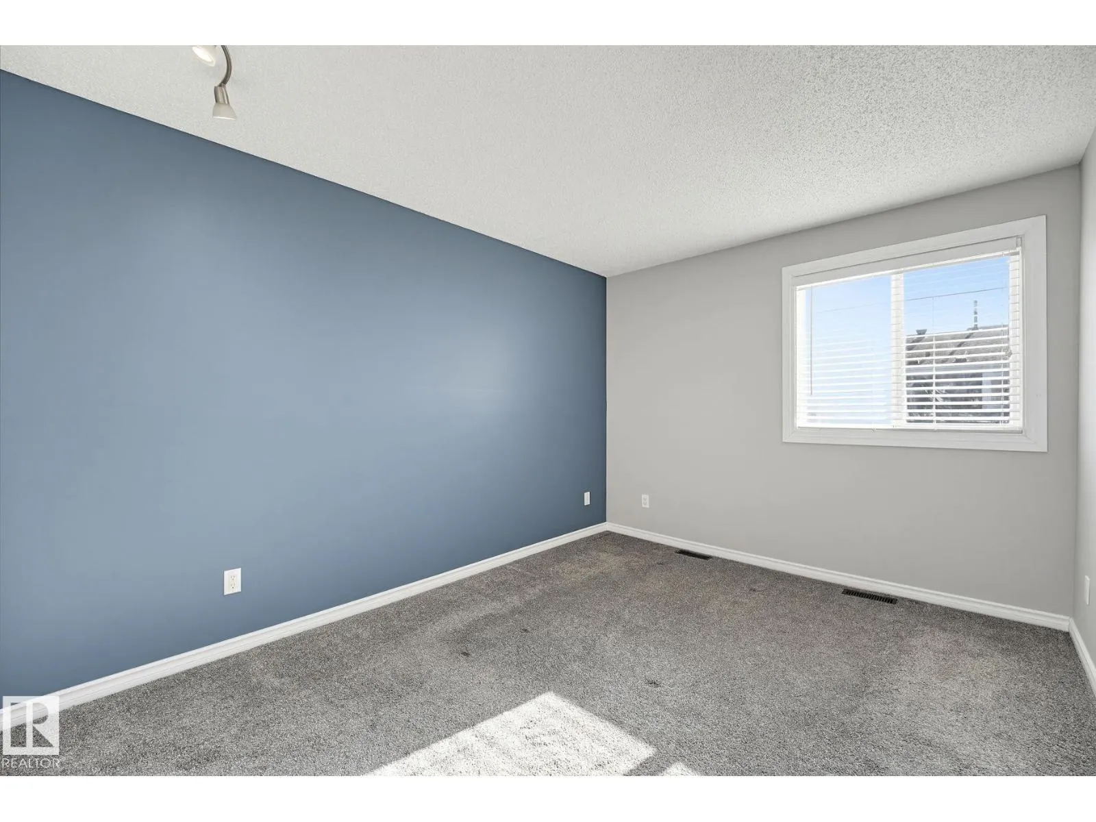 5656 19A AV NW