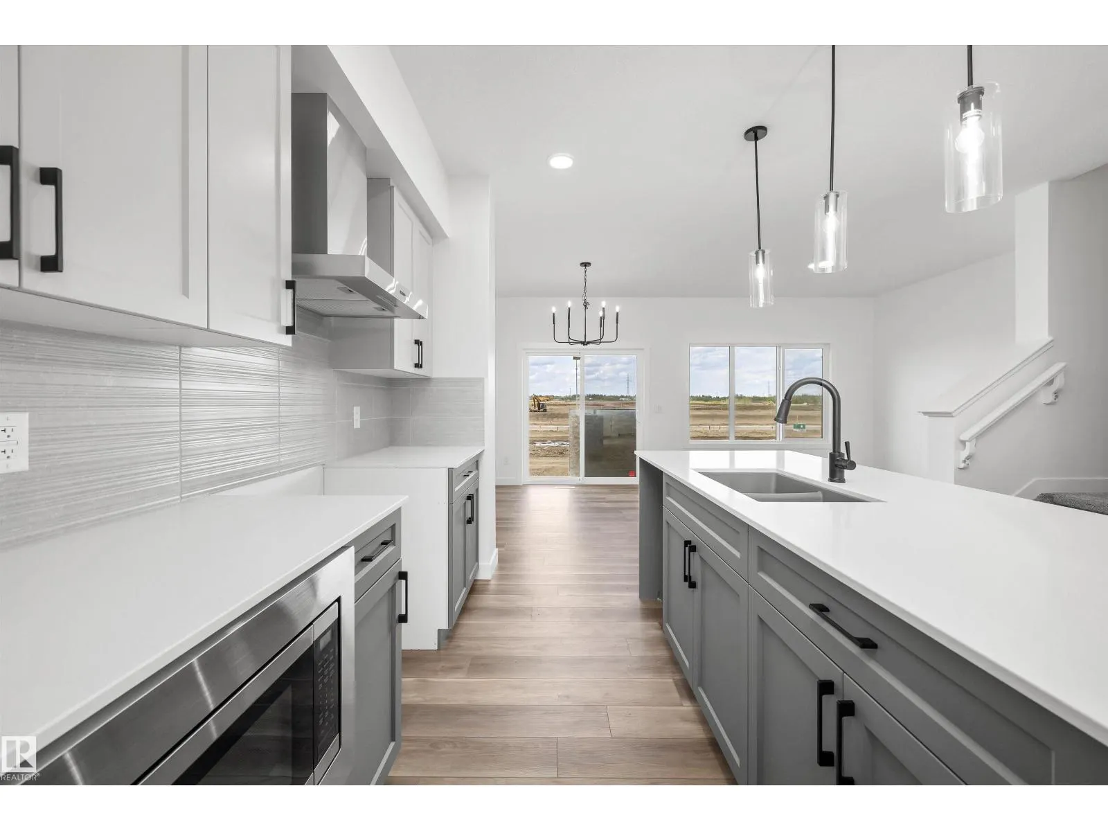 819 16 AV NW