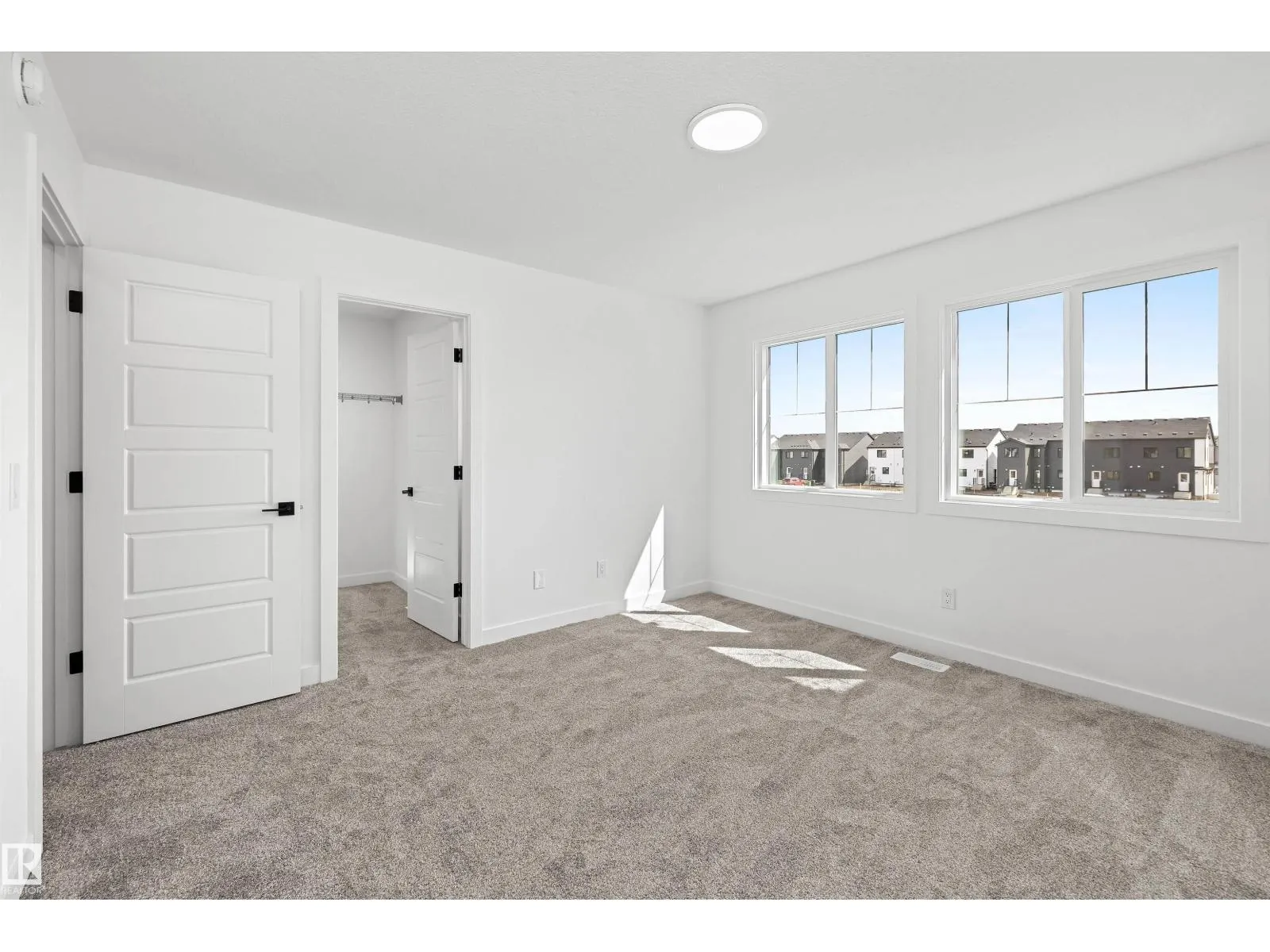 819 16 AV NW