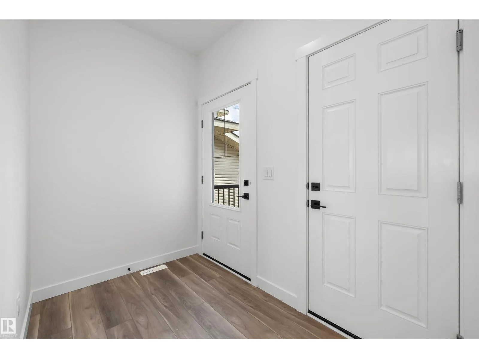 819 16 AV NW