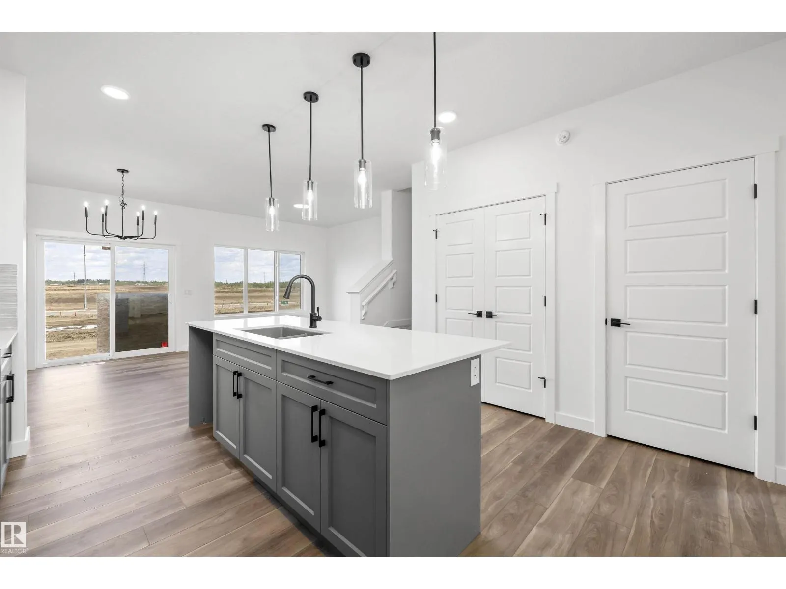 819 16 AV NW