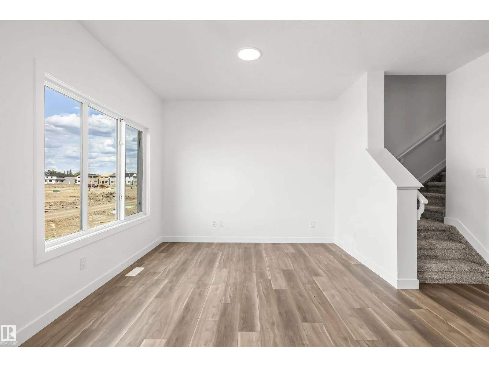 819 16 AV NW