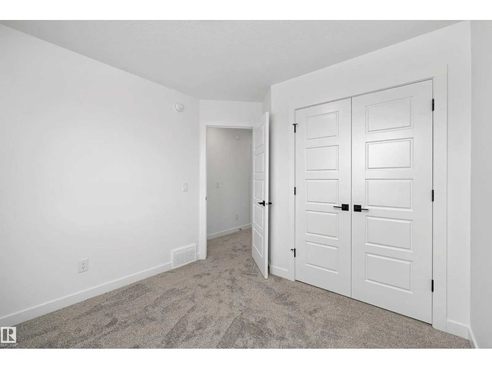 819 16 AV NW