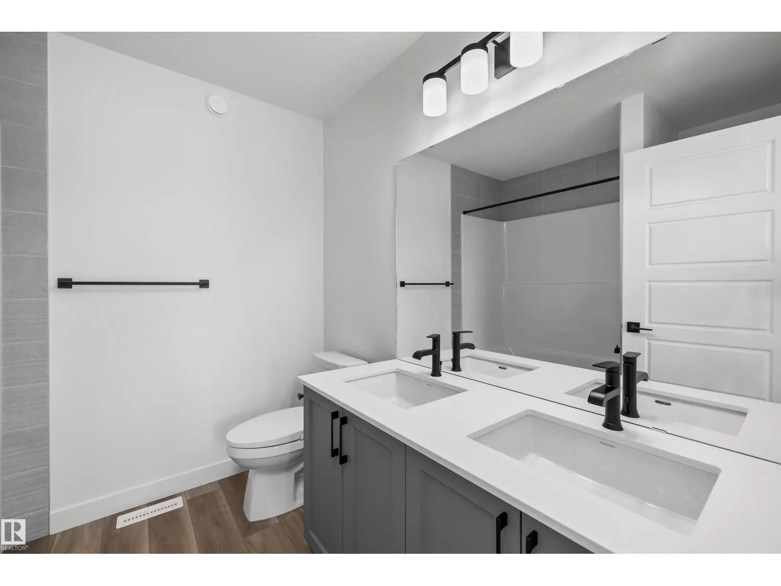 819 16 AV NW