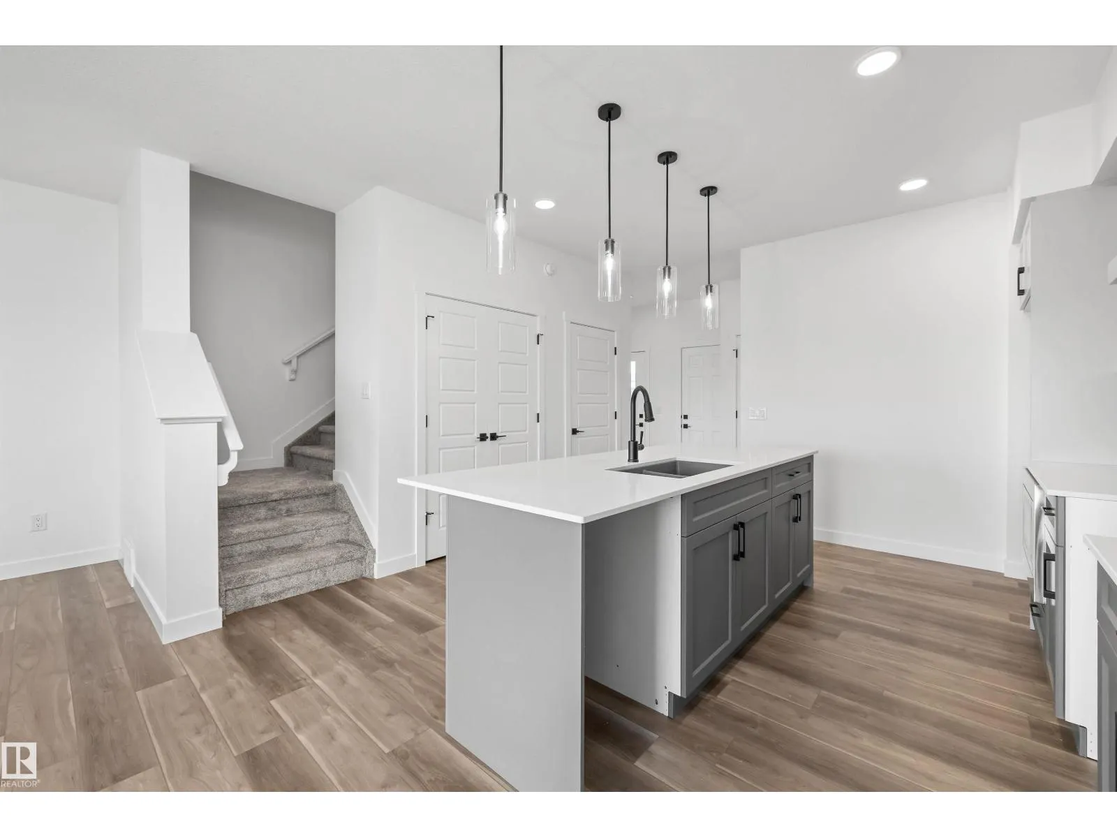 819 16 AV NW