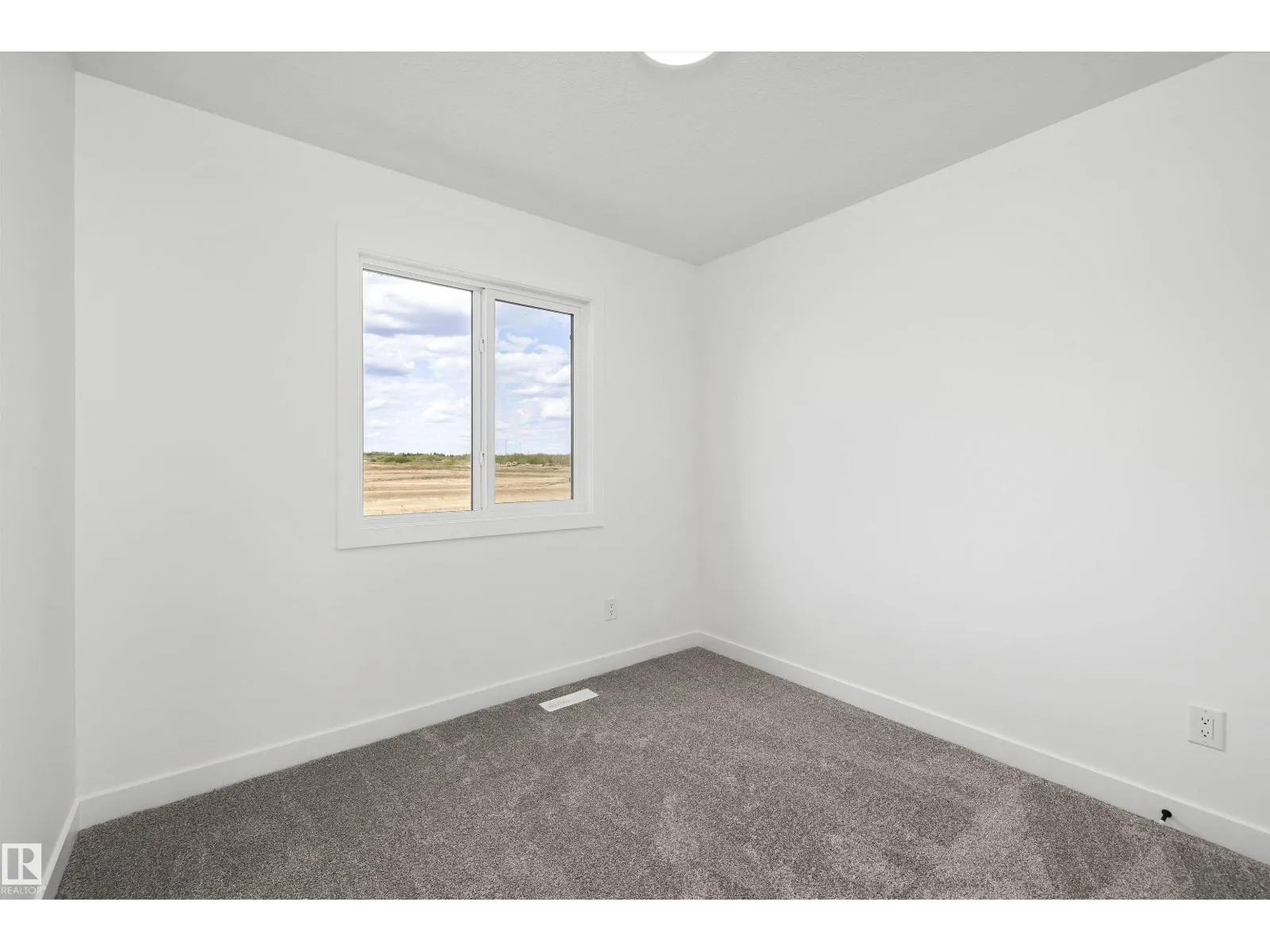 819 16 AV NW