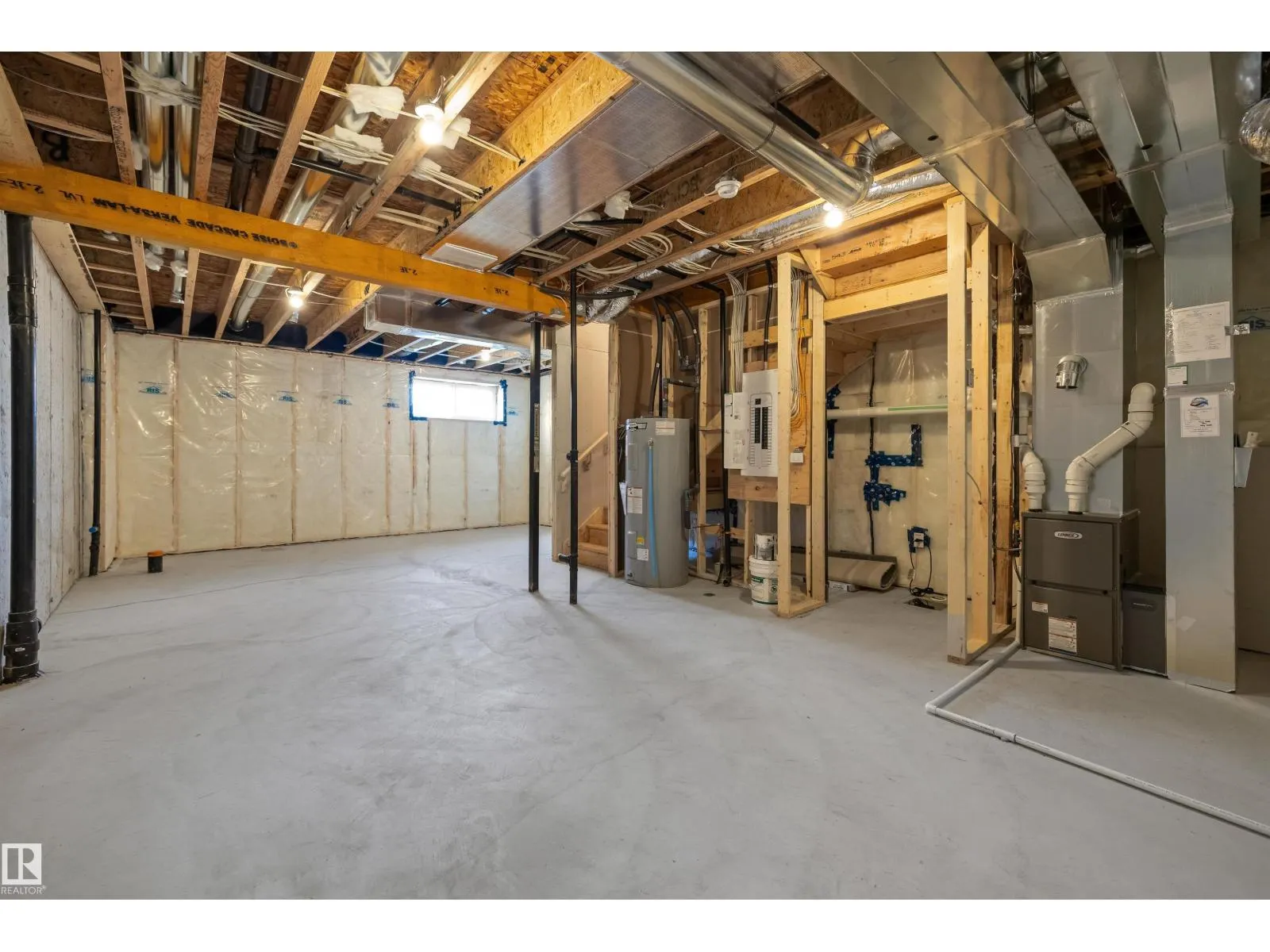 819 16 AV NW