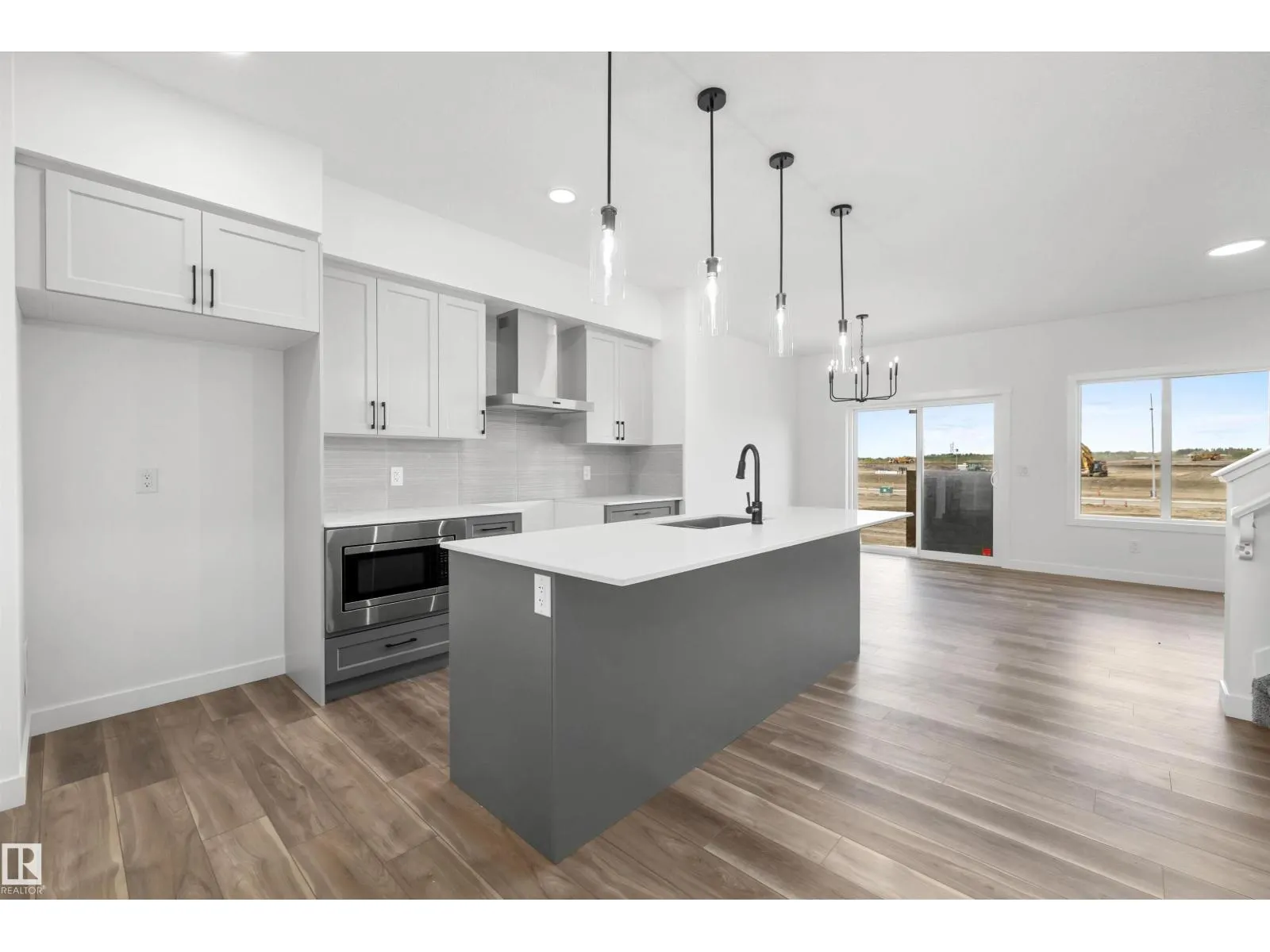 819 16 AV NW