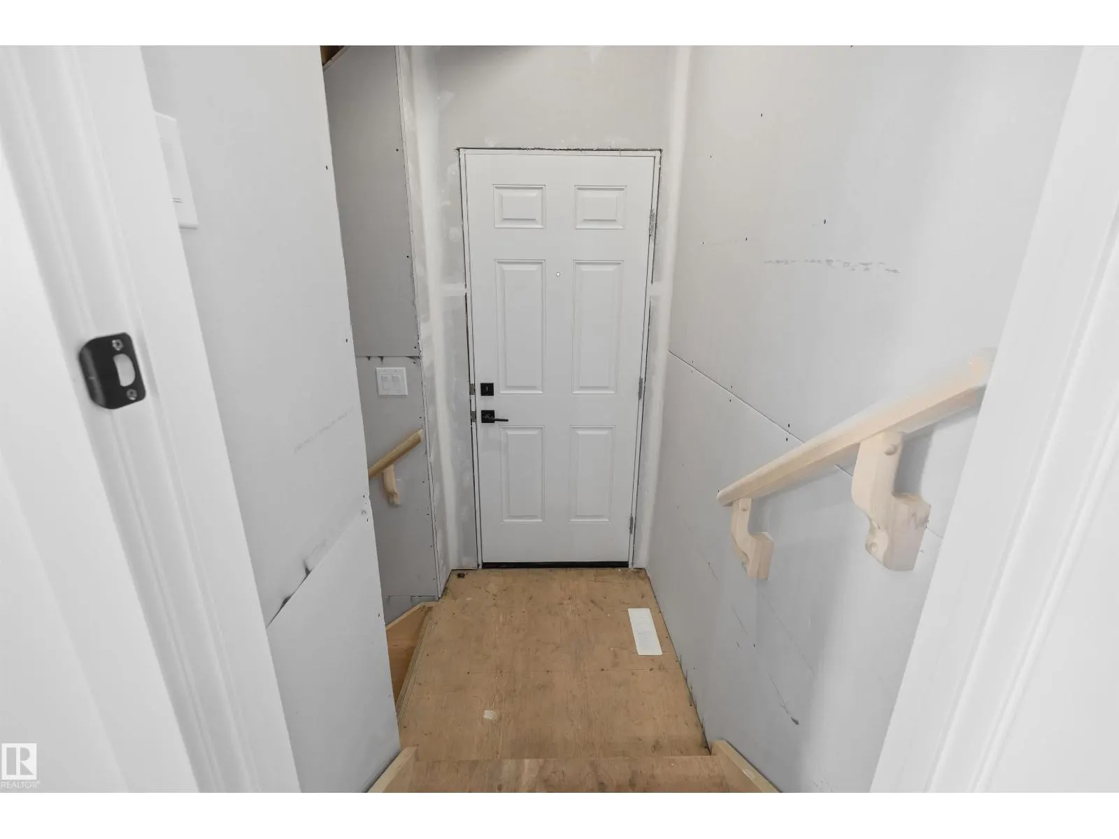 819 16 AV NW