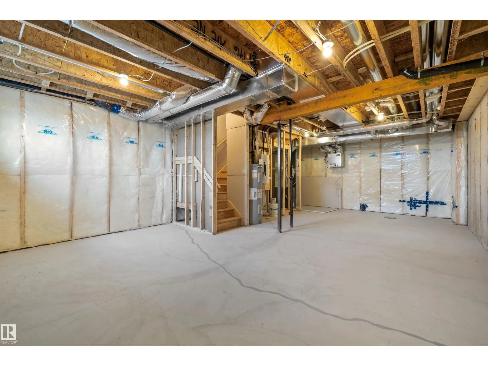 819 16 AV NW