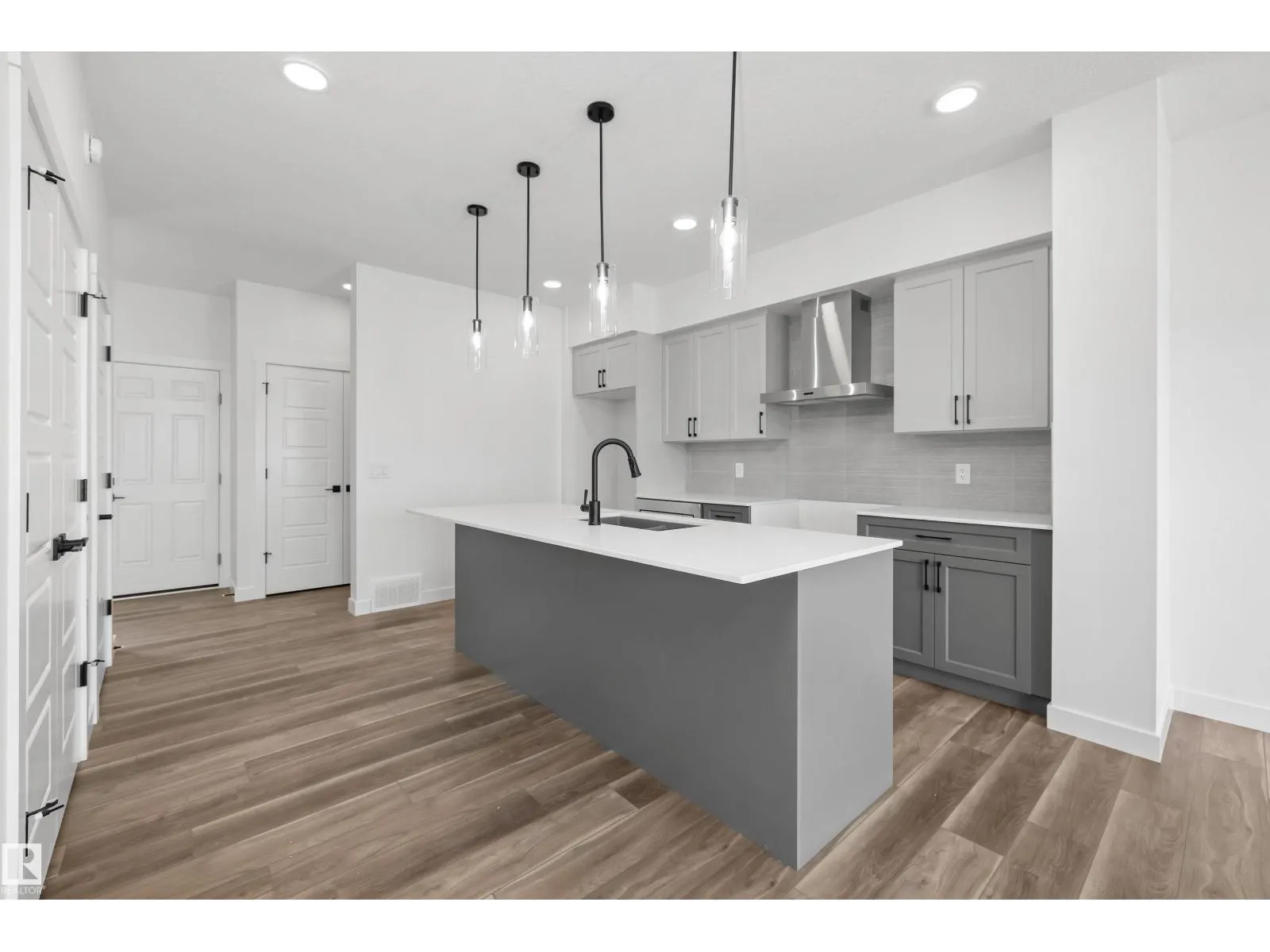 819 16 AV NW