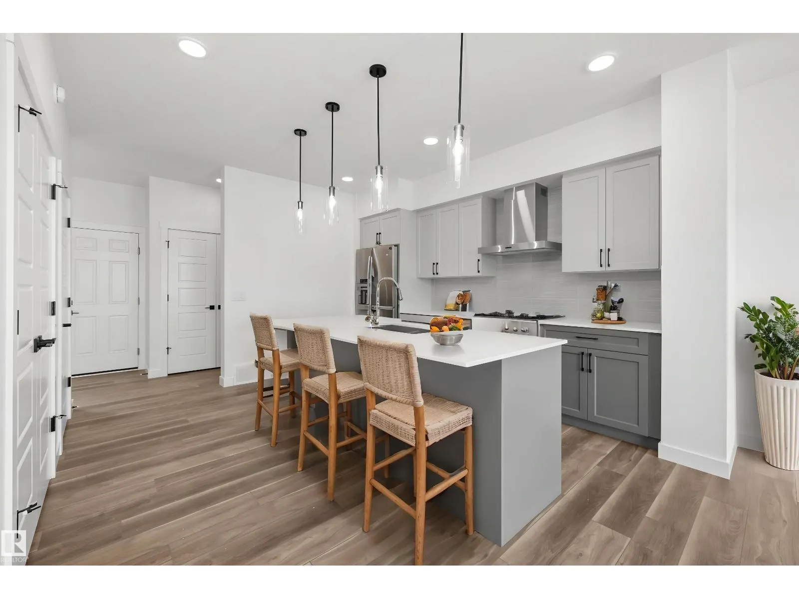 819 16 AV NW