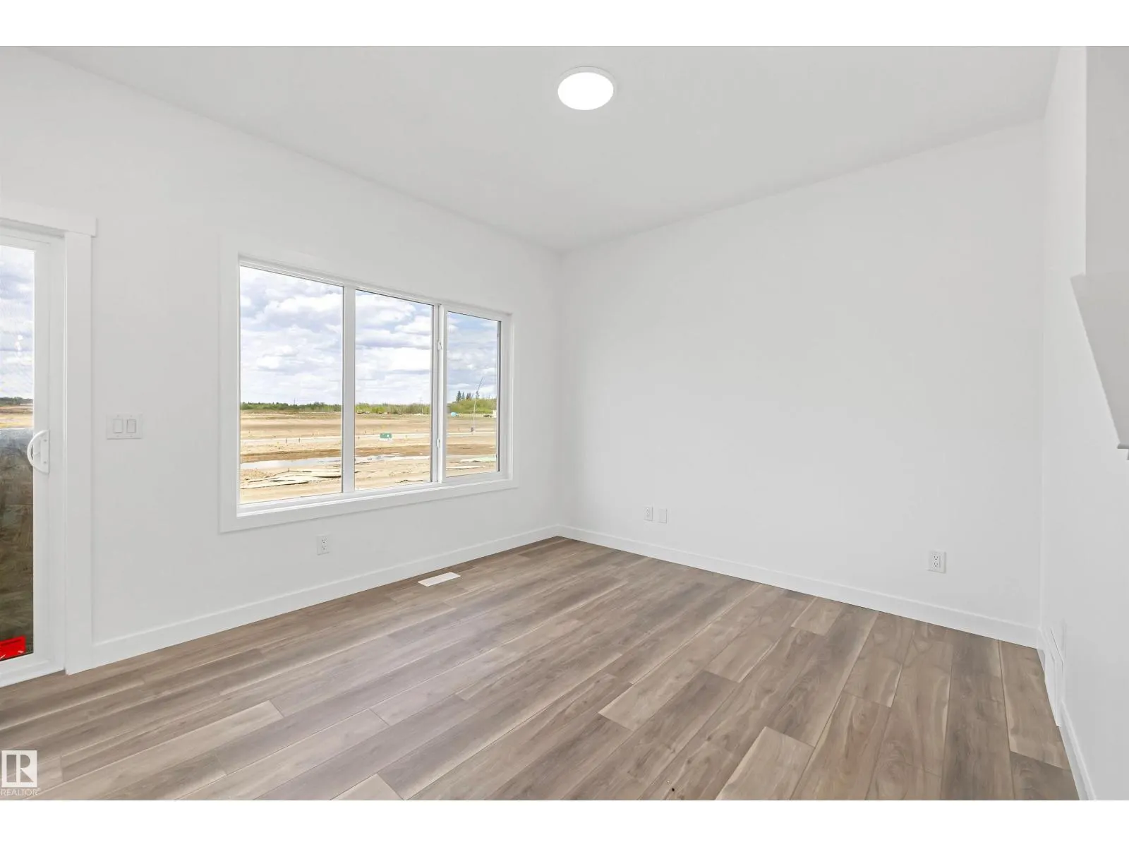 819 16 AV NW