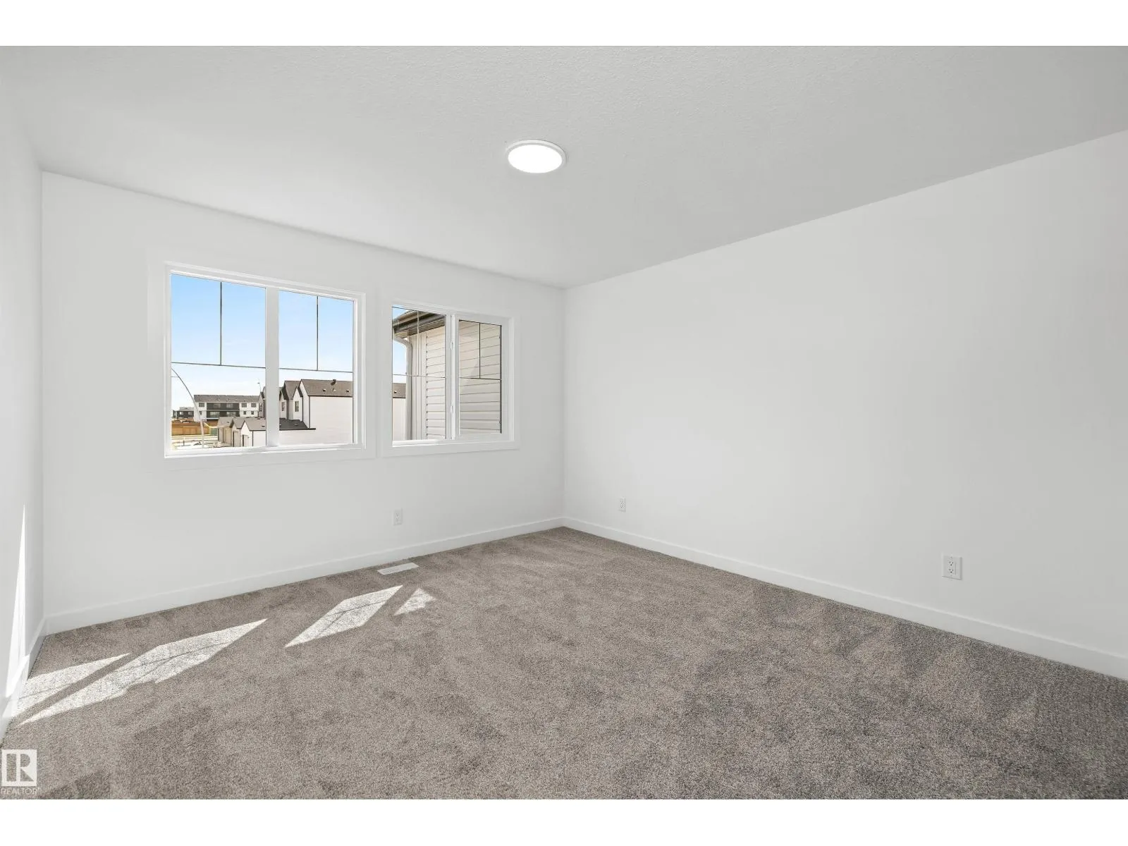819 16 AV NW