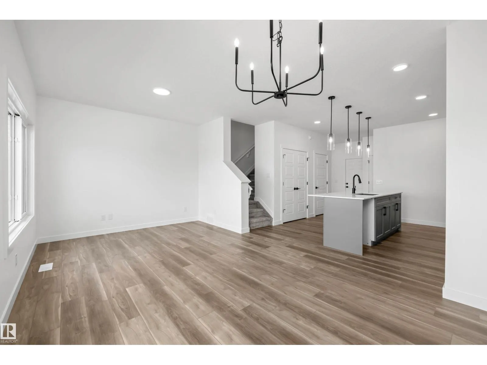 819 16 AV NW