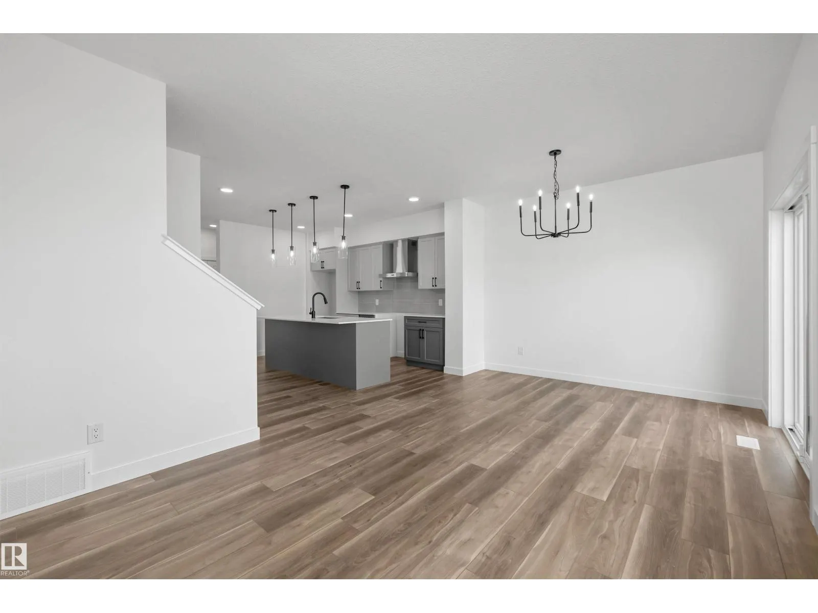 819 16 AV NW