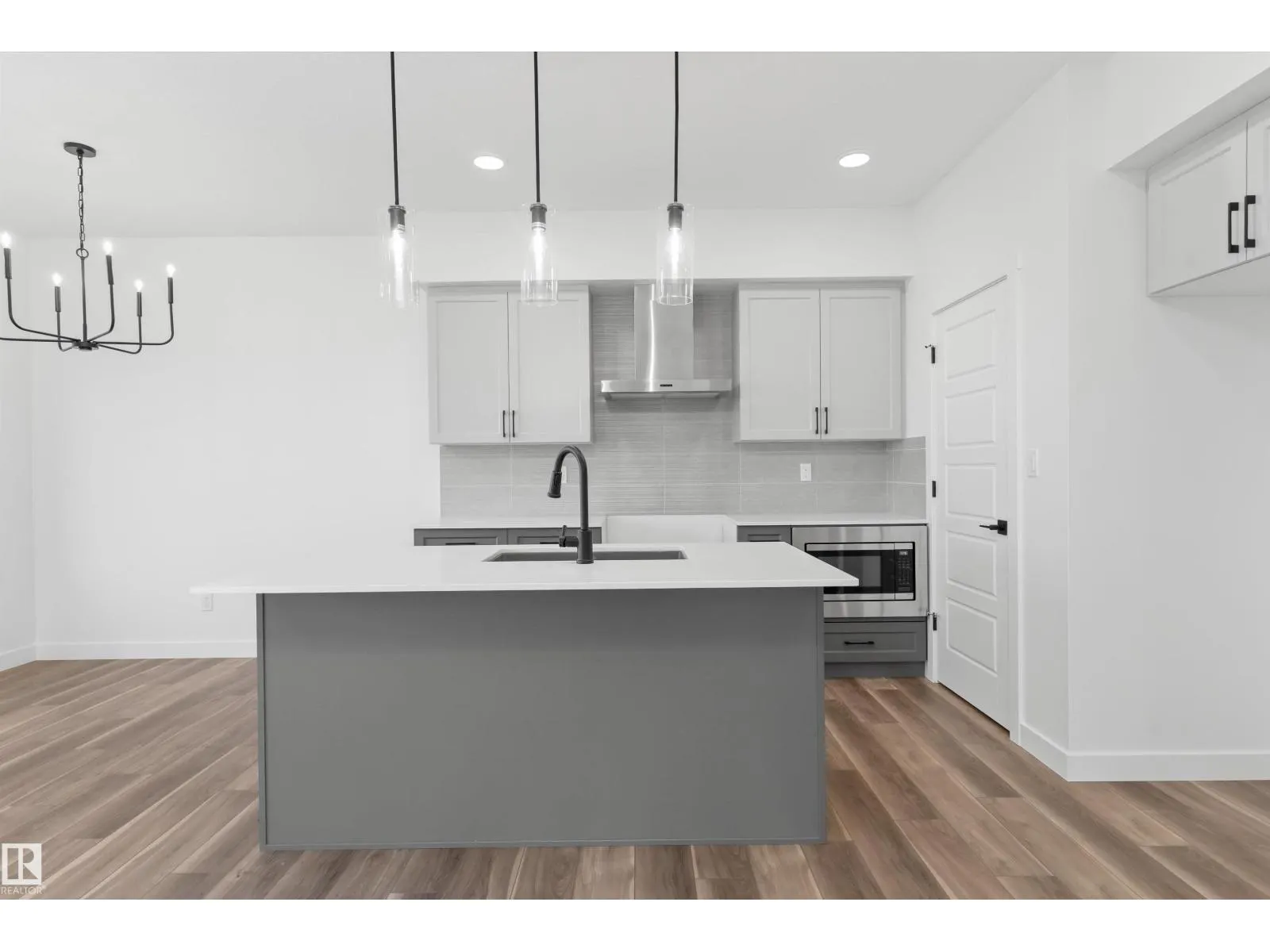 54 EMERSON LD
