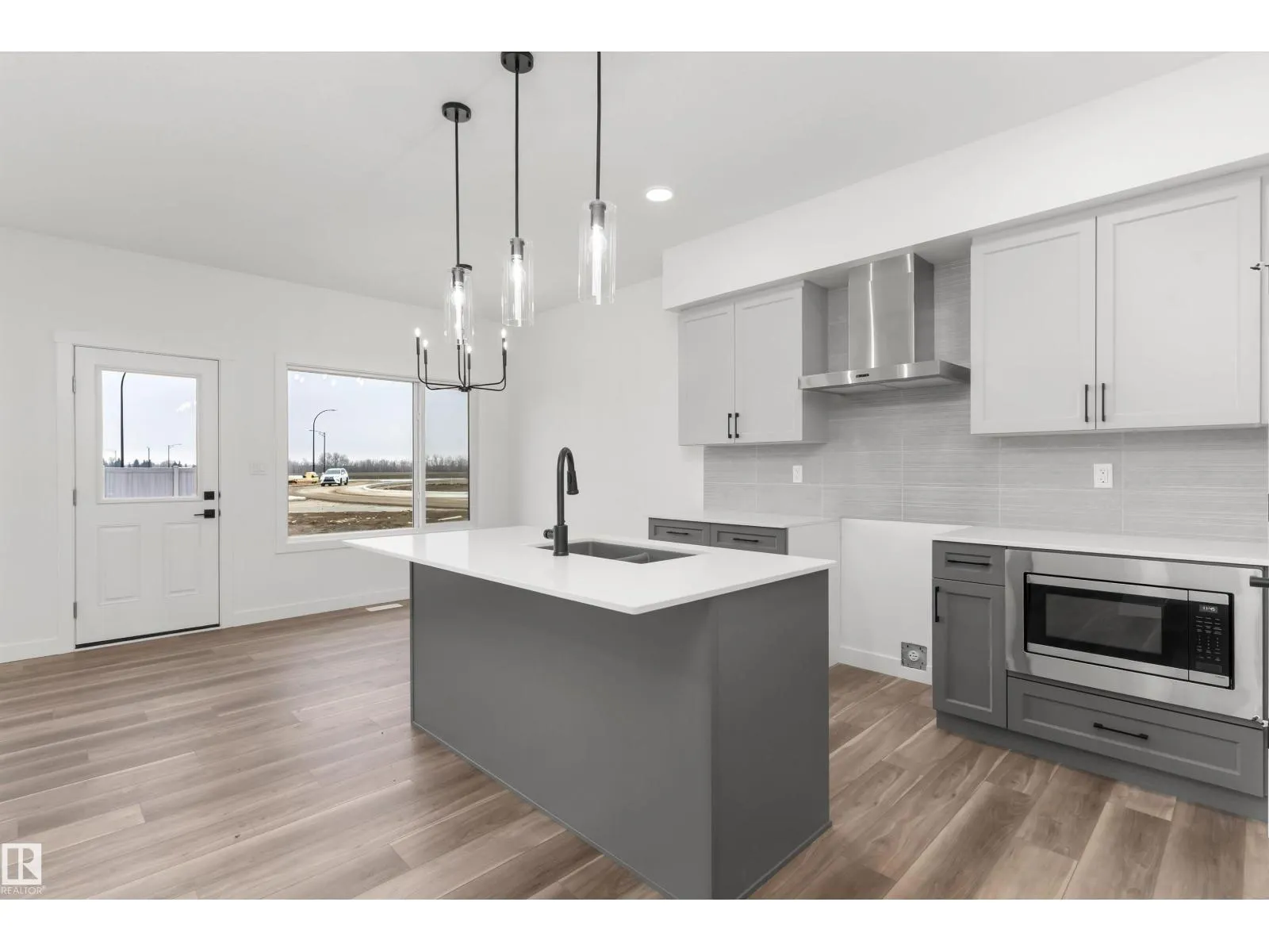 54 EMERSON LD