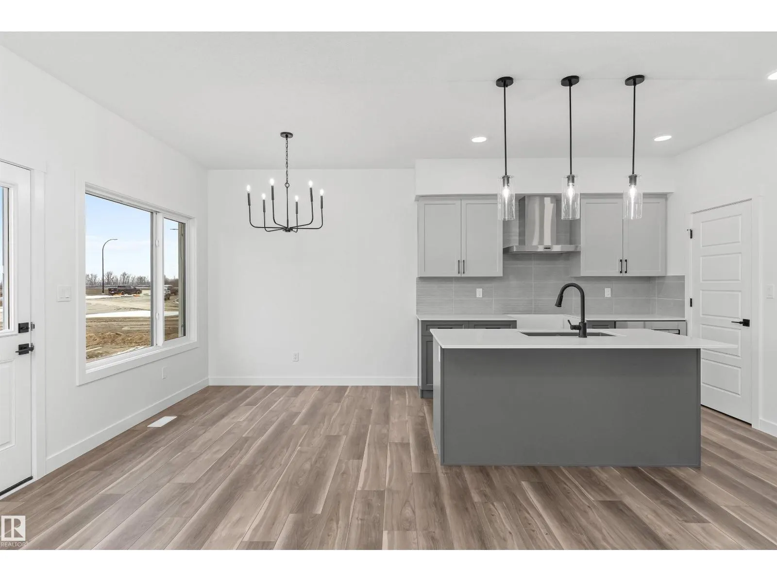 54 EMERSON LD