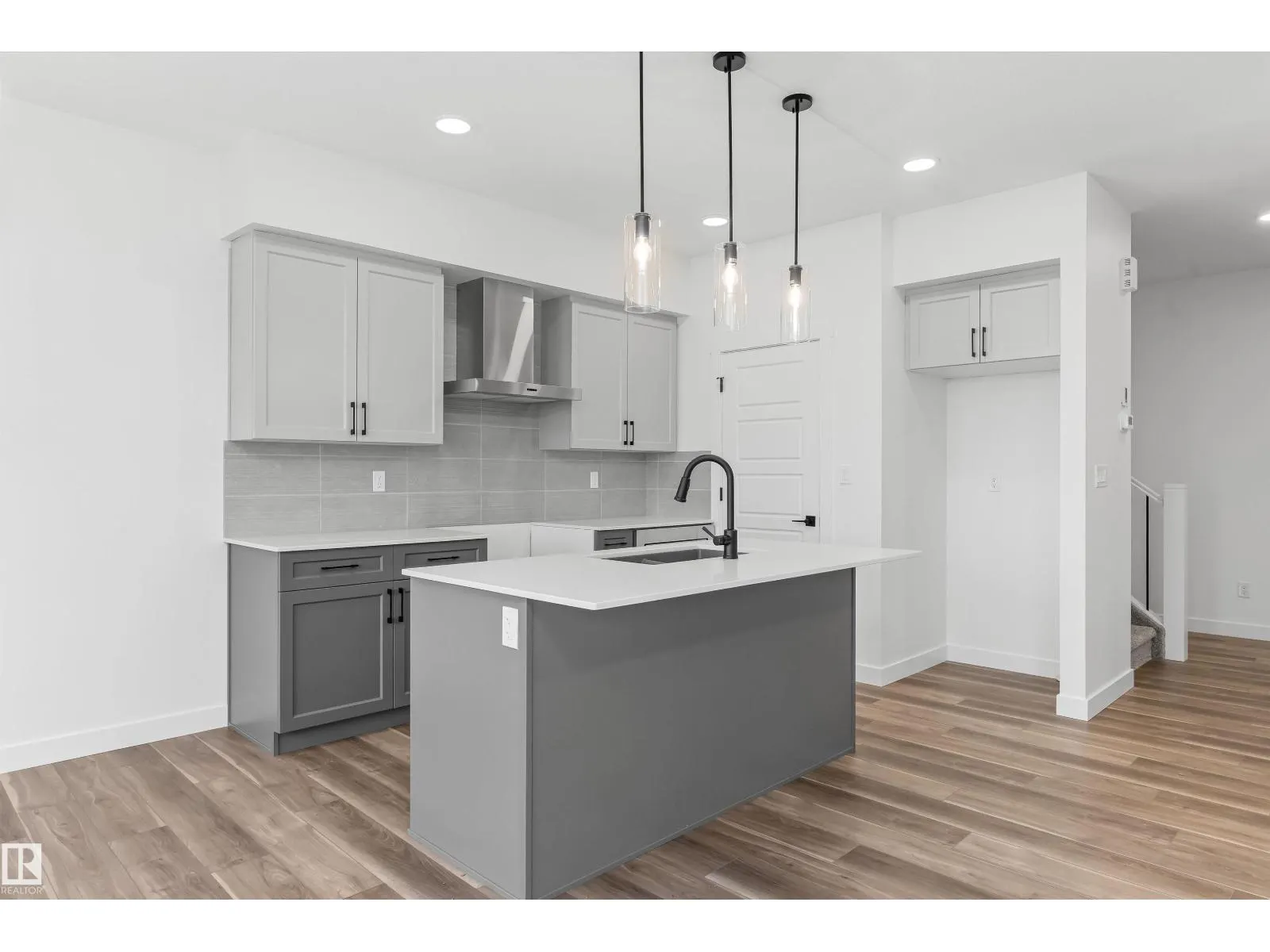 54 EMERSON LD