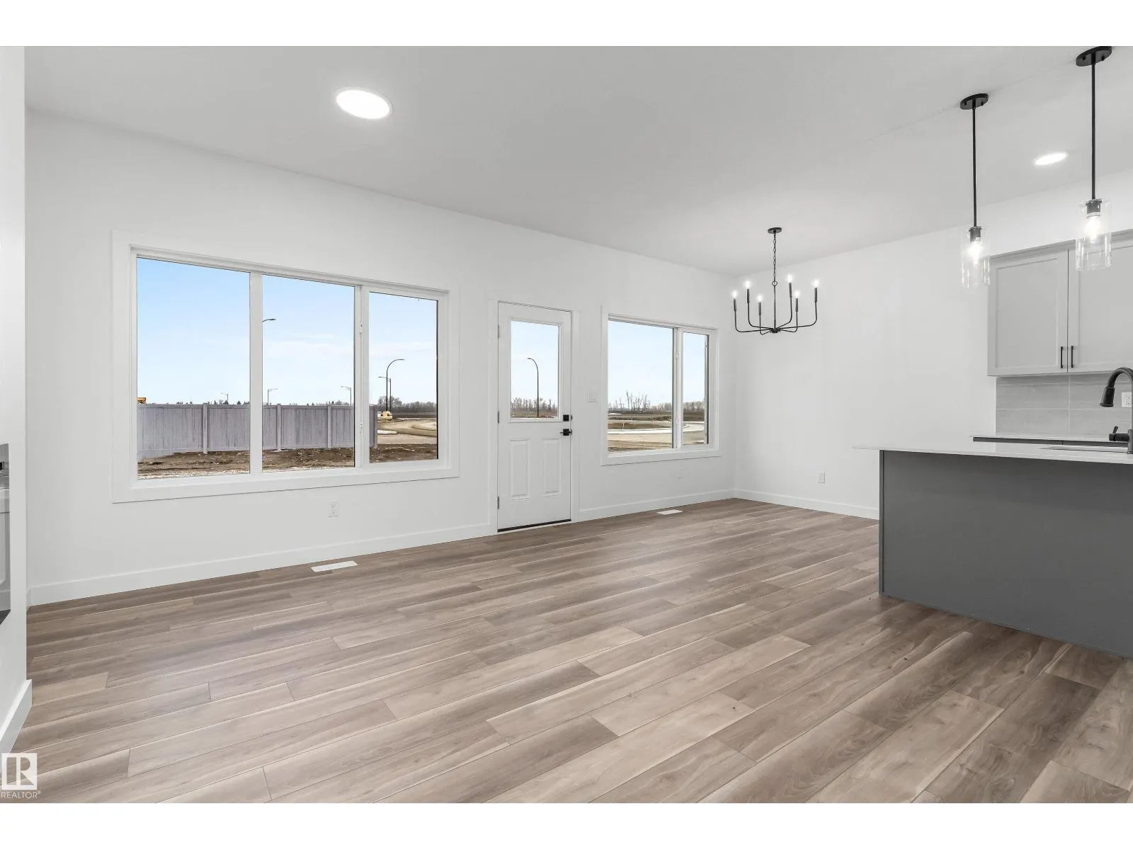 54 EMERSON LD