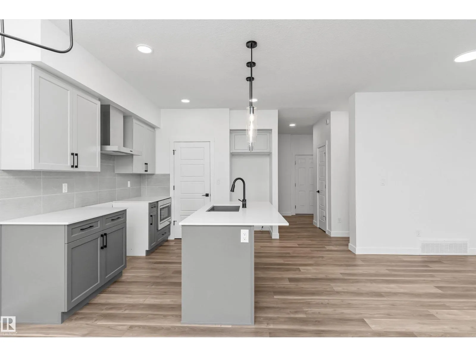 54 EMERSON LD