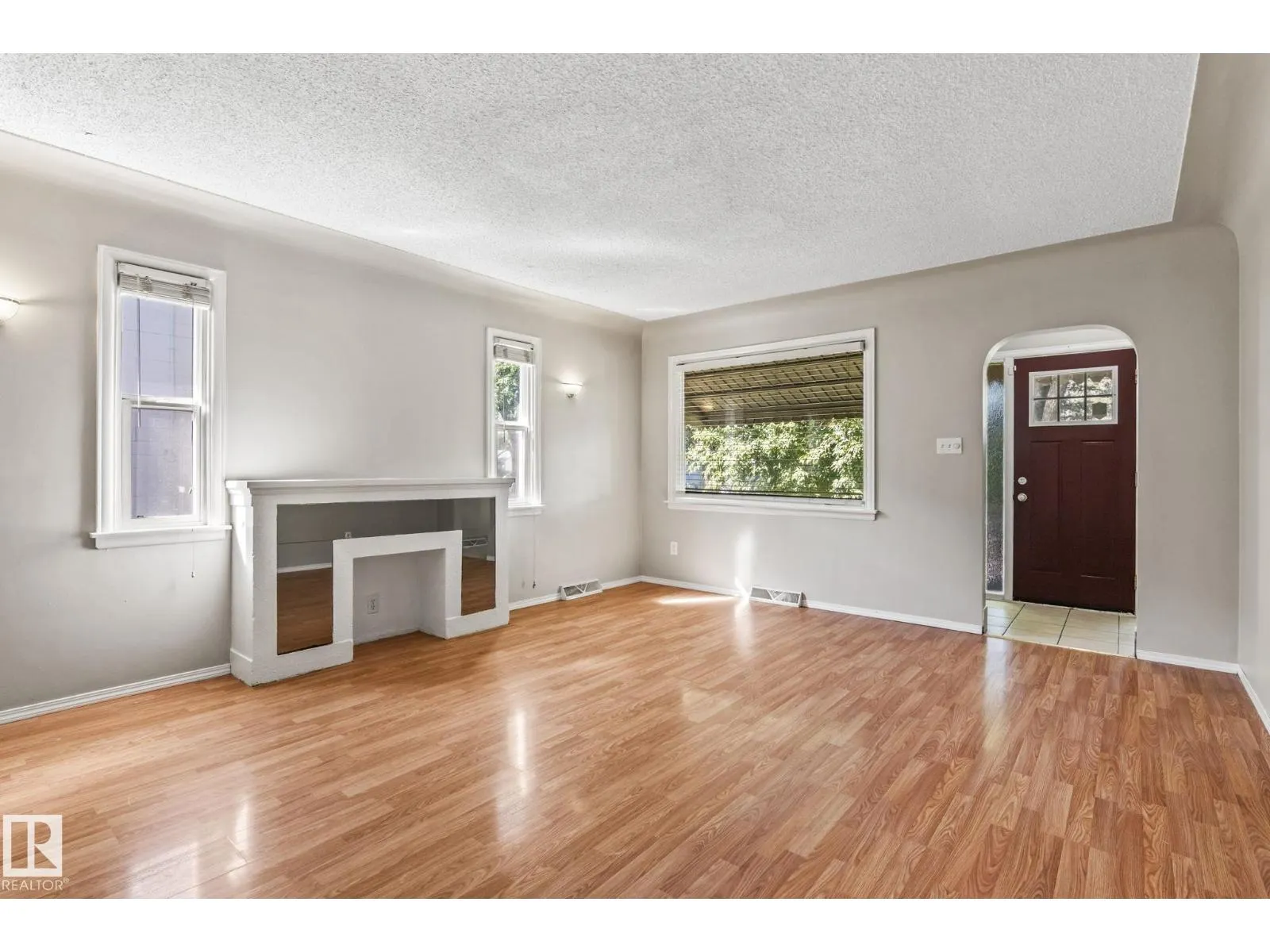 11811 70 ST NW