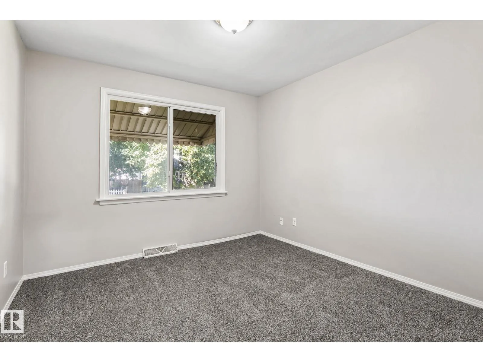 11811 70 ST NW