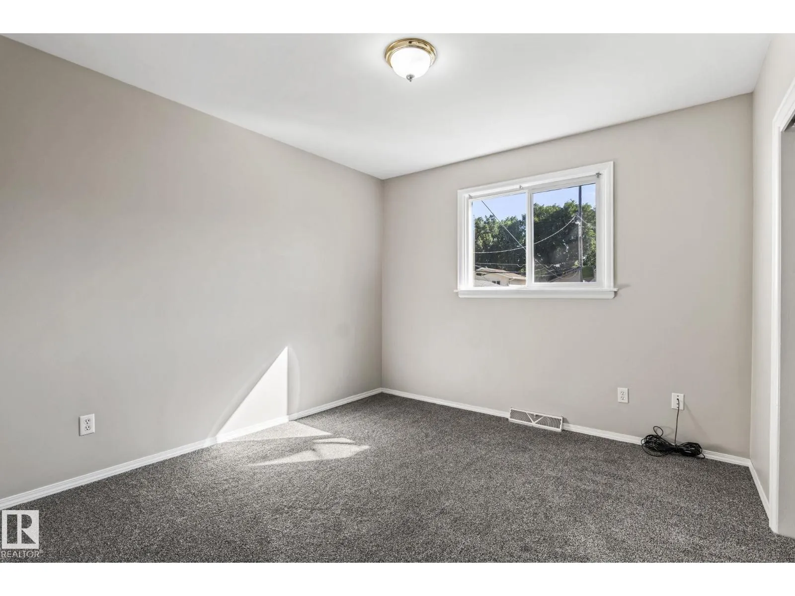 11811 70 ST NW