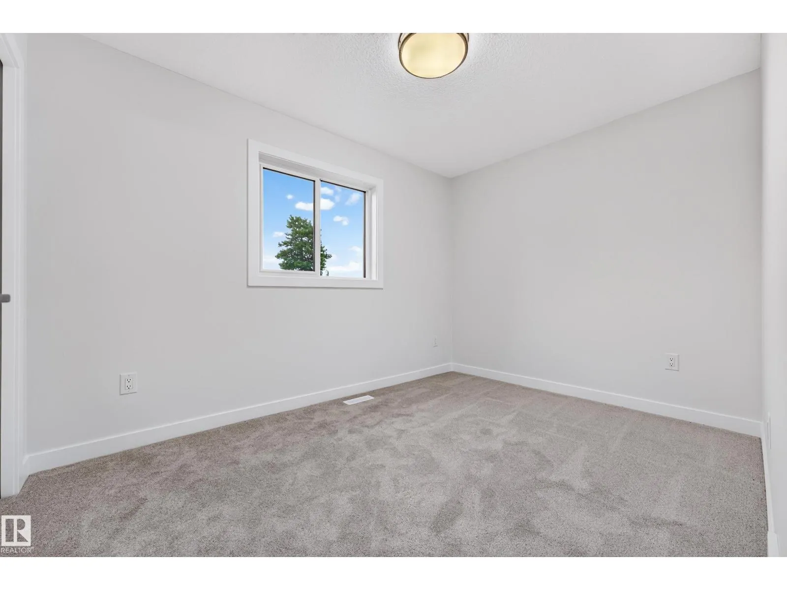 5604 105 AV NW