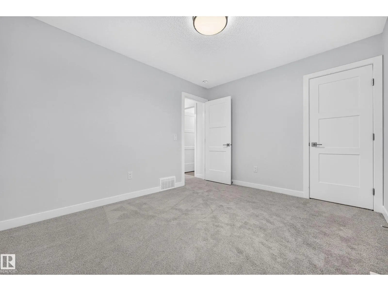 5604 105 AV NW