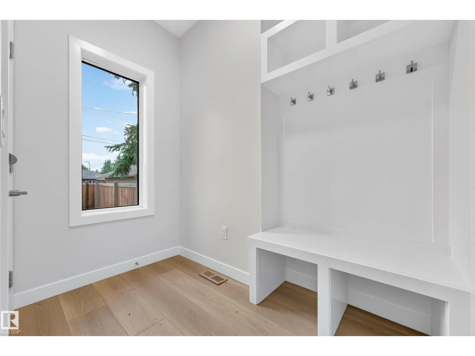 5604 105 AV NW
