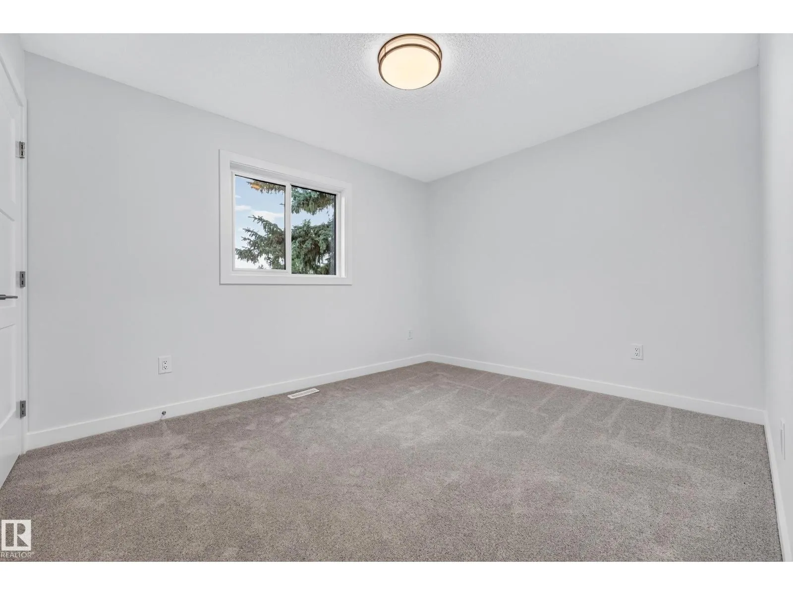 5604 105 AV NW
