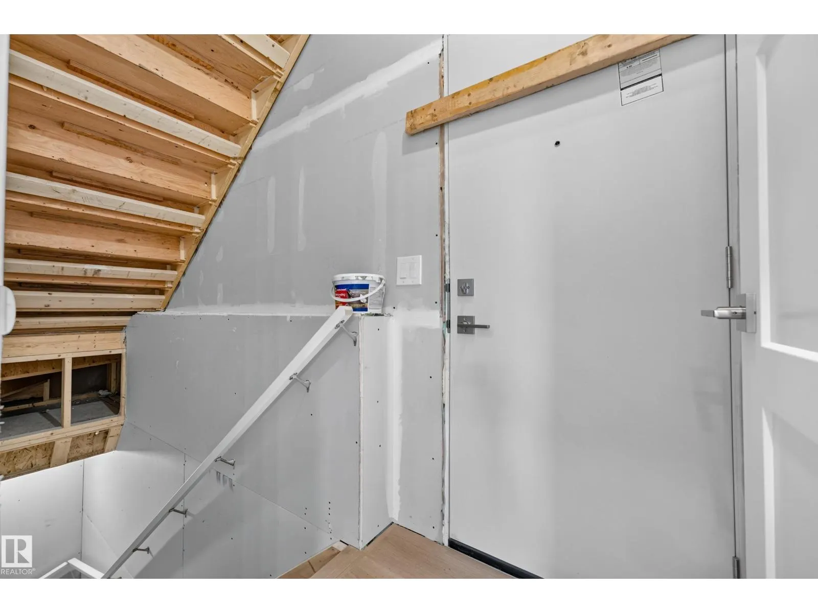 5604 105 AV NW