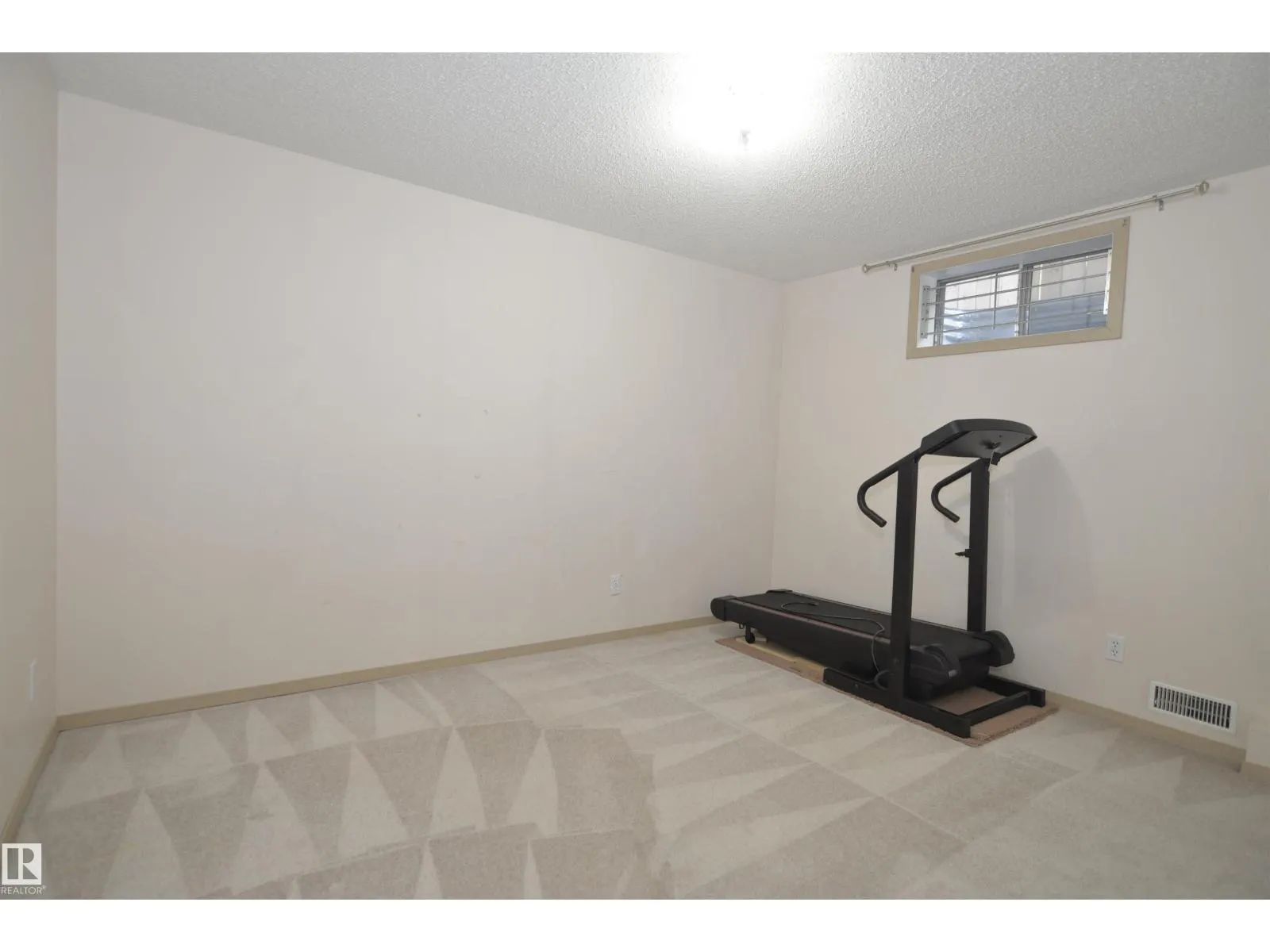 7936 154 AV NW