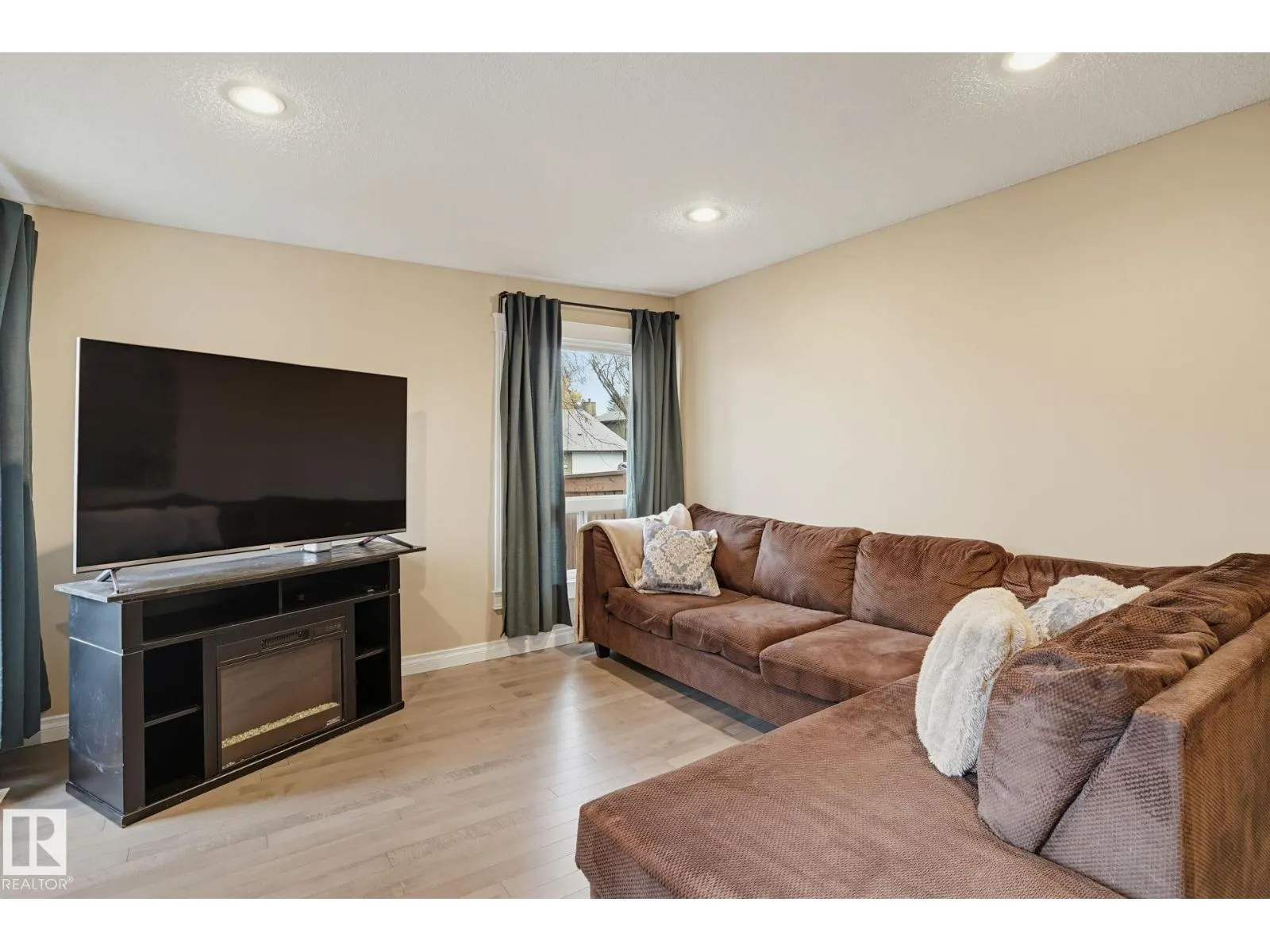 18407 66 AV NW