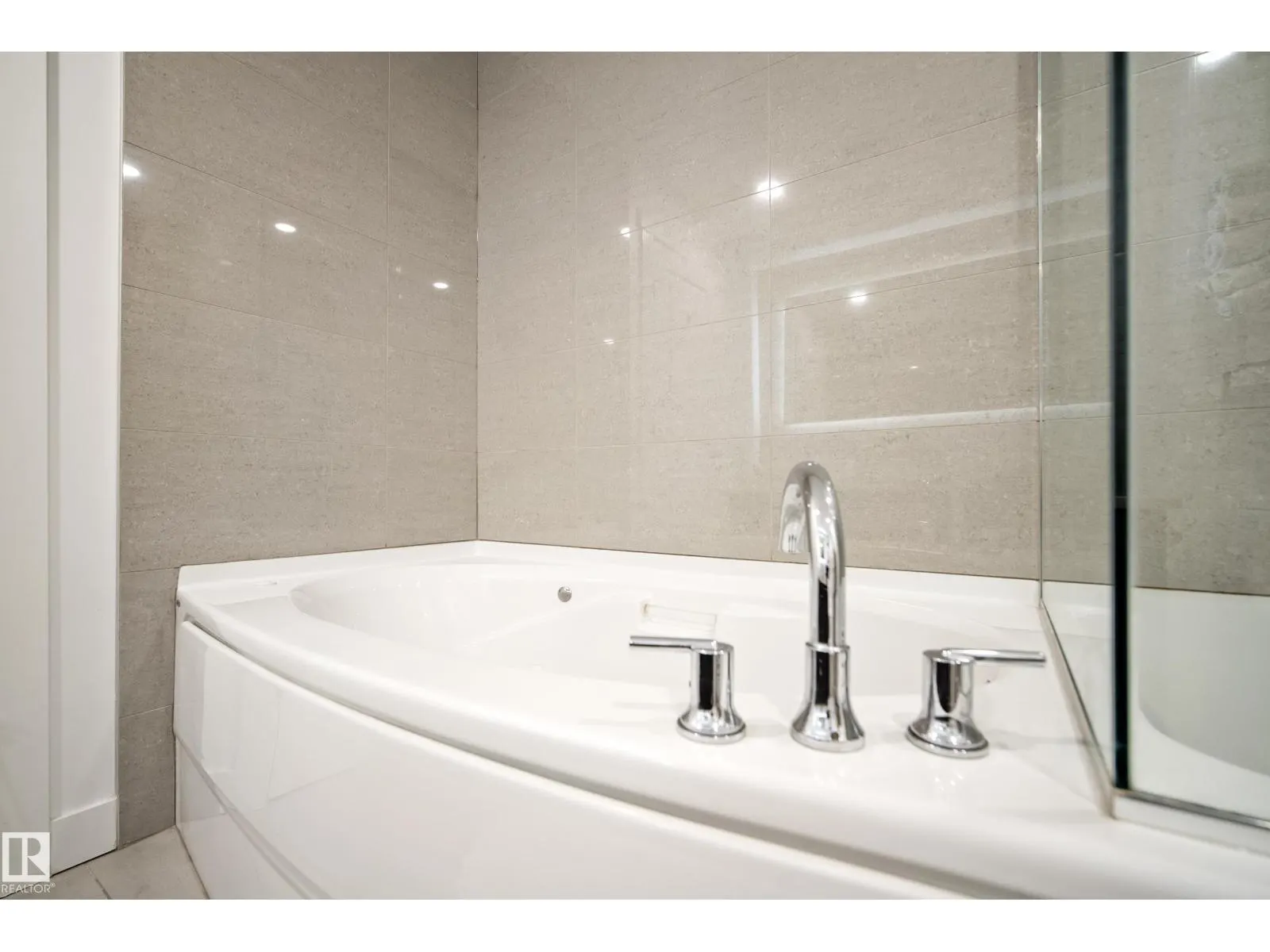 #2502 9720 106 ST NW