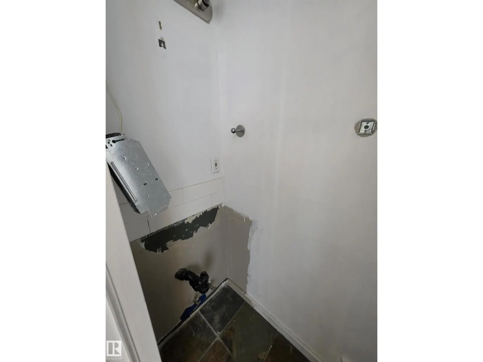 #101 10355 105 ST NW