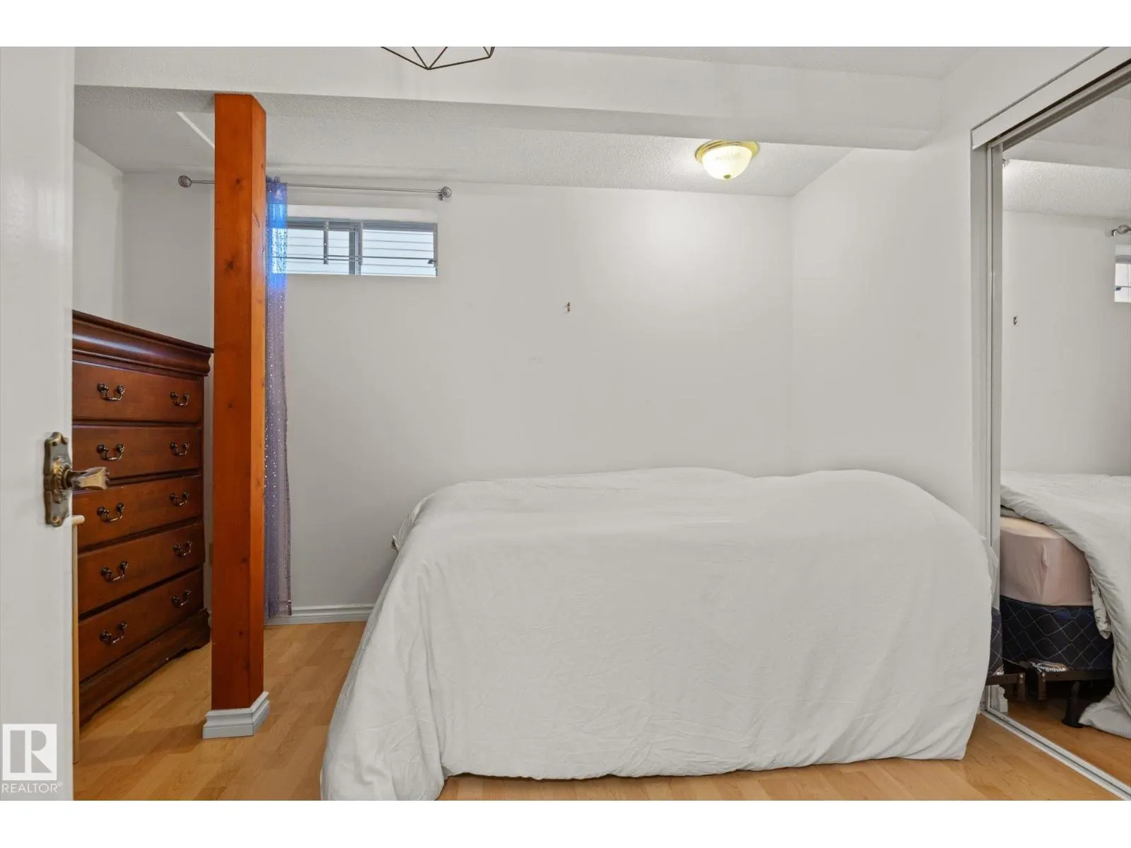 11 WOODSTOCK PL