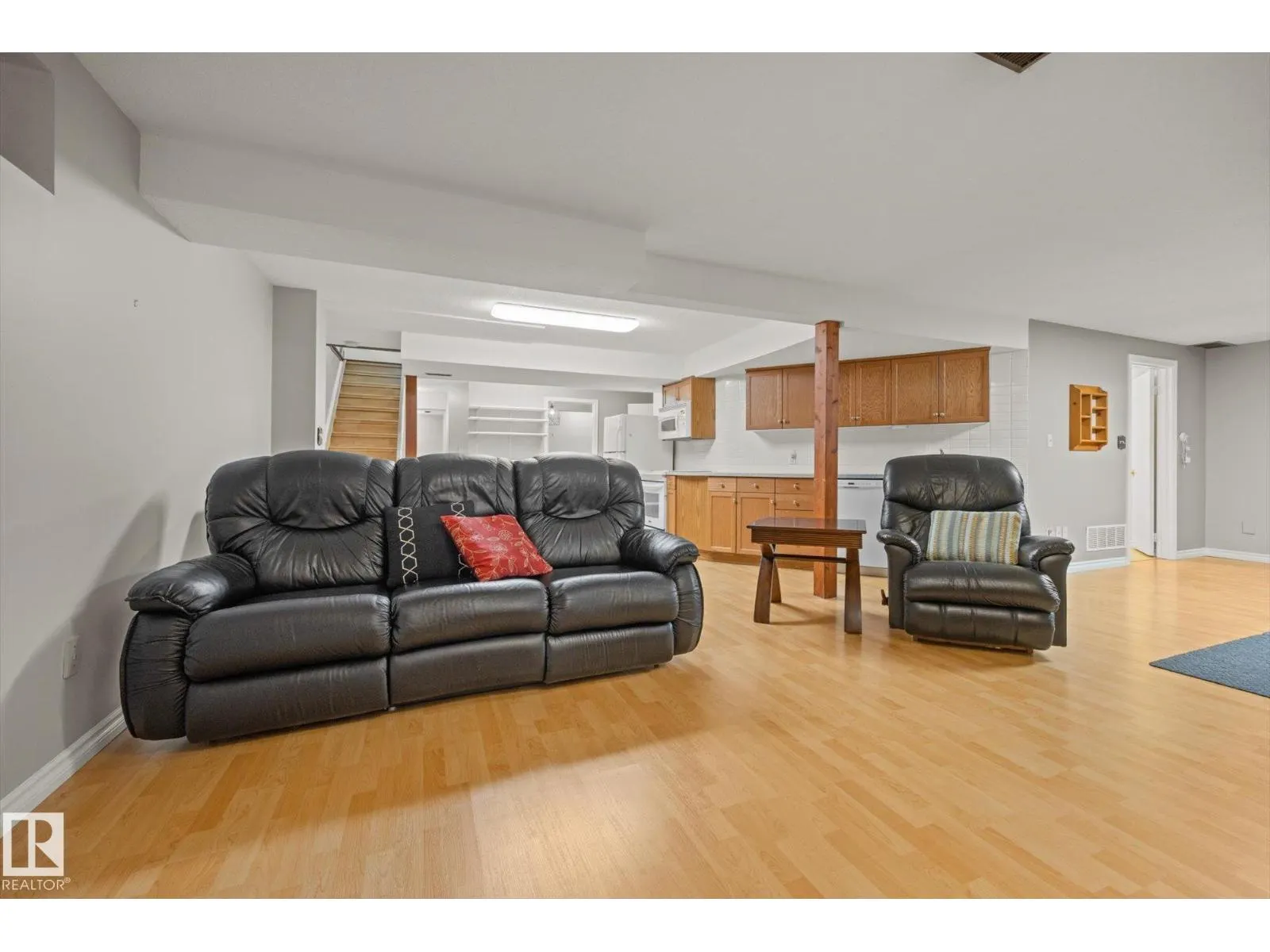 11 WOODSTOCK PL