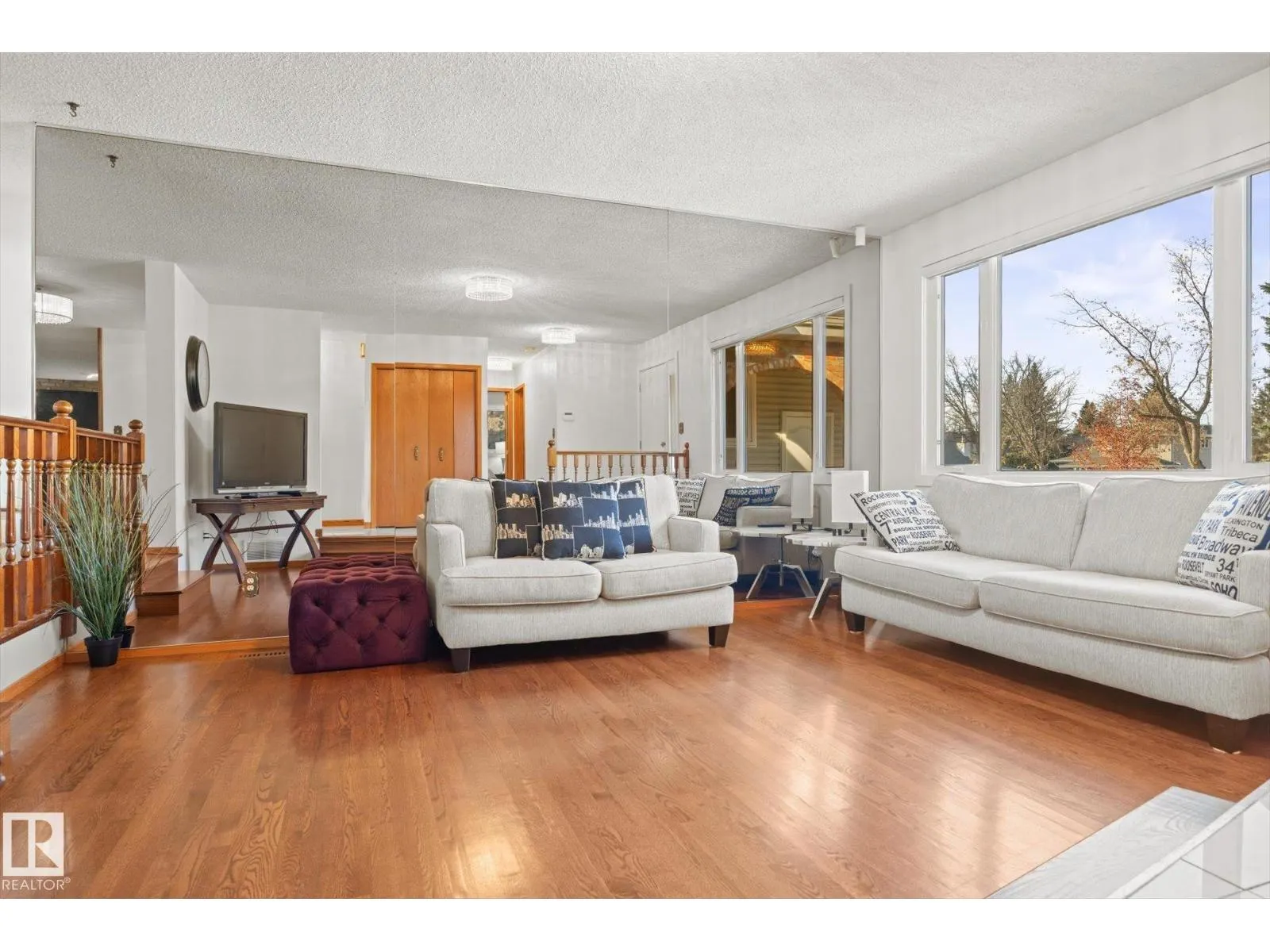 11 WOODSTOCK PL
