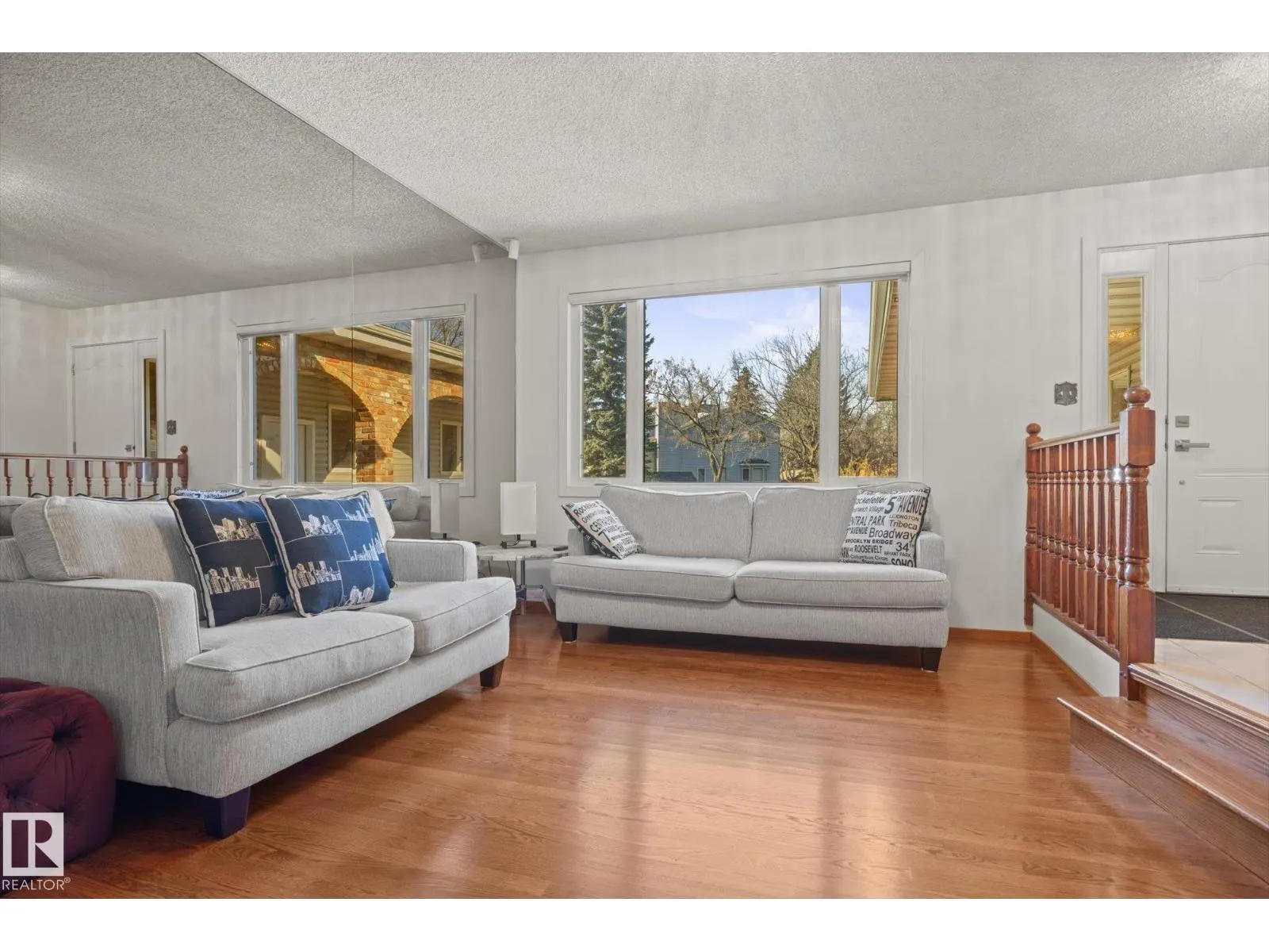 11 WOODSTOCK PL
